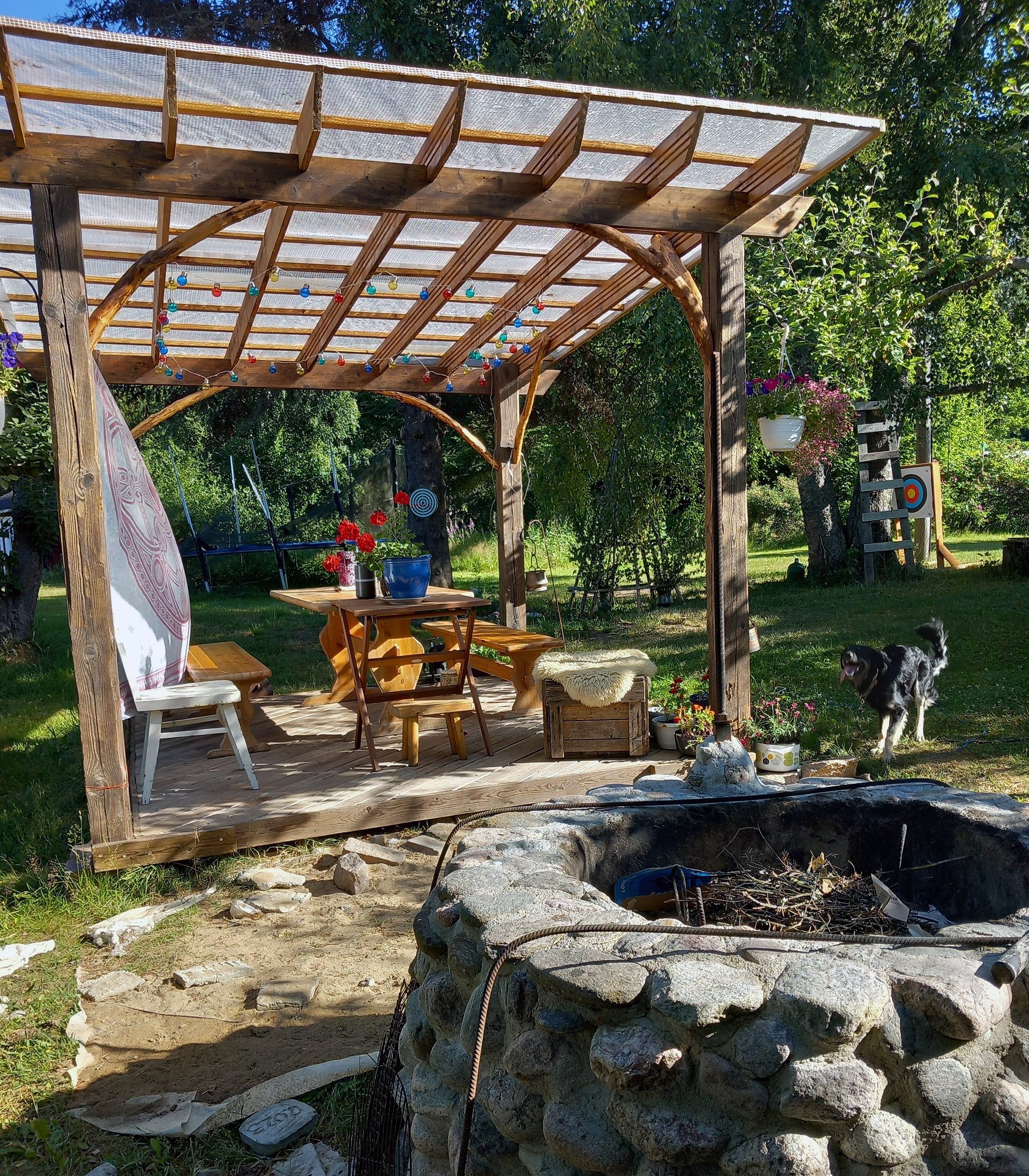 Pergola med rå bjælker