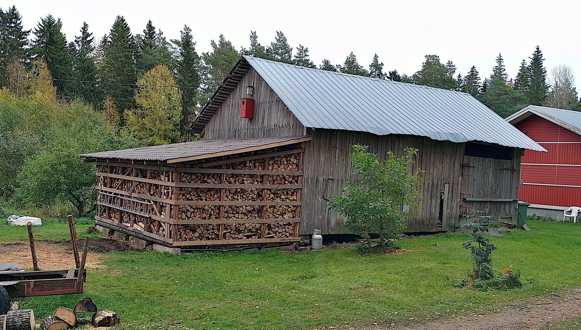 Gigantisk brændeskur af tømmer