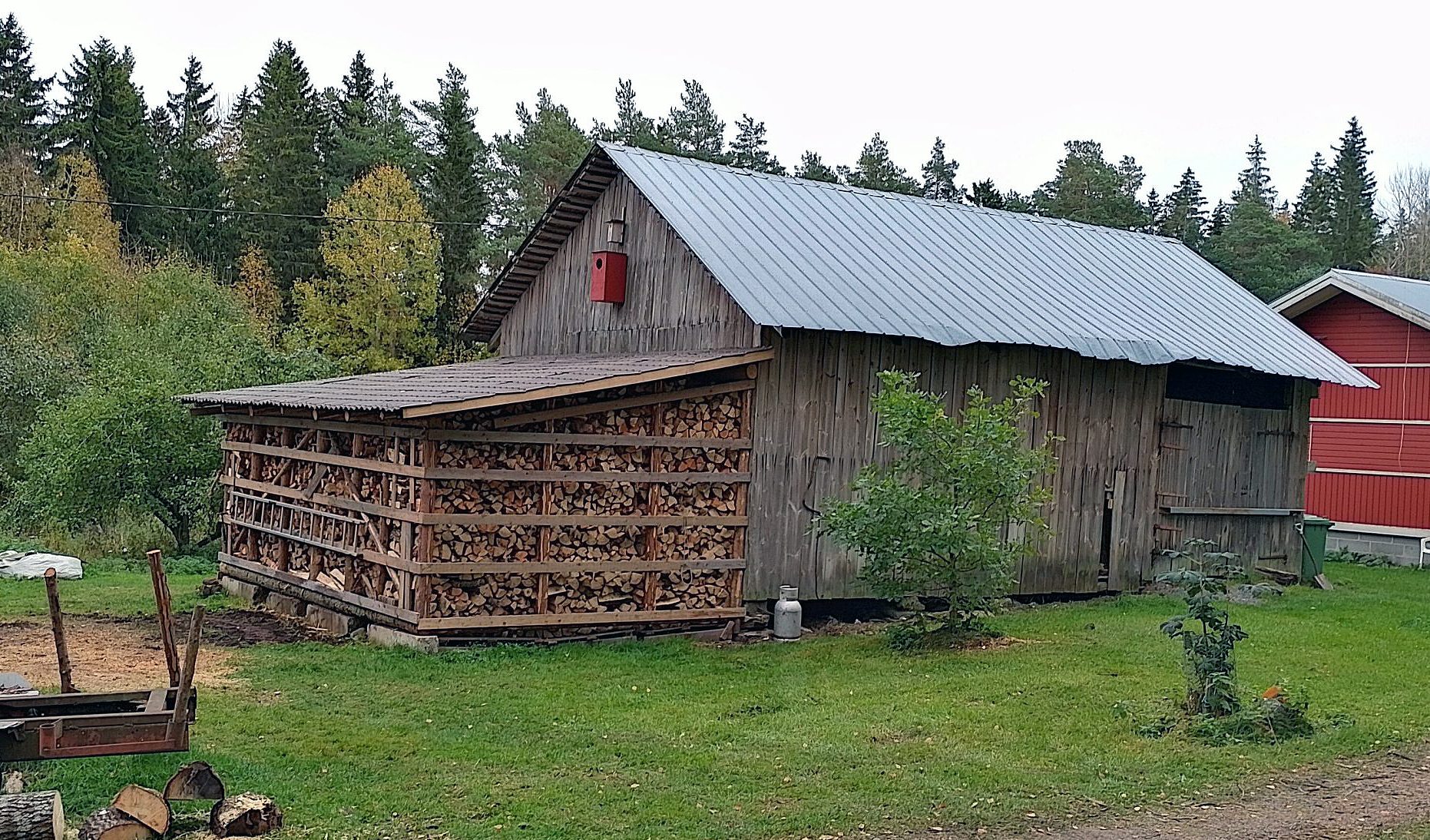 Gigantisk brændeskur af tømmer