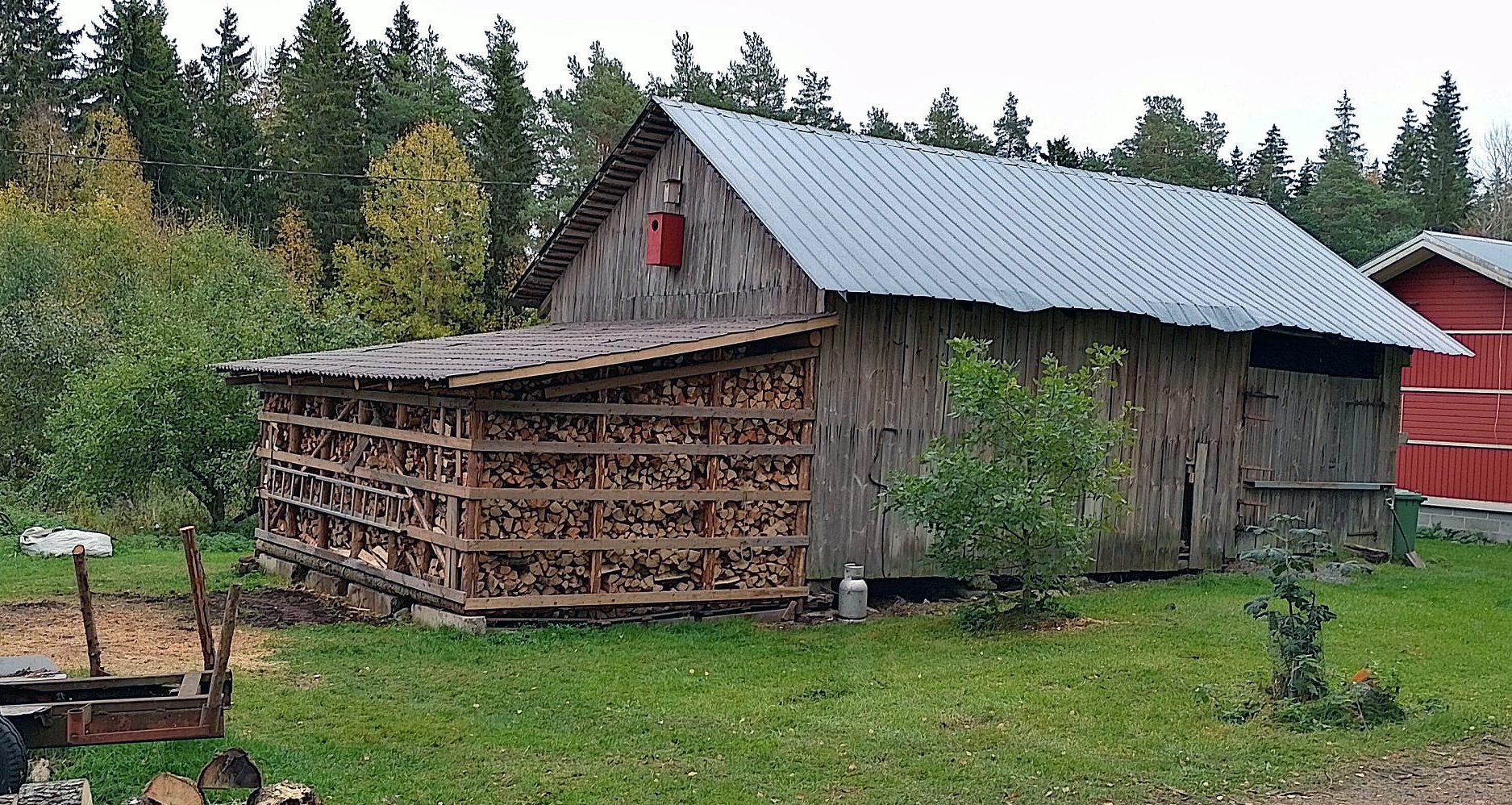 Gigantisk brændeskur af tømmer