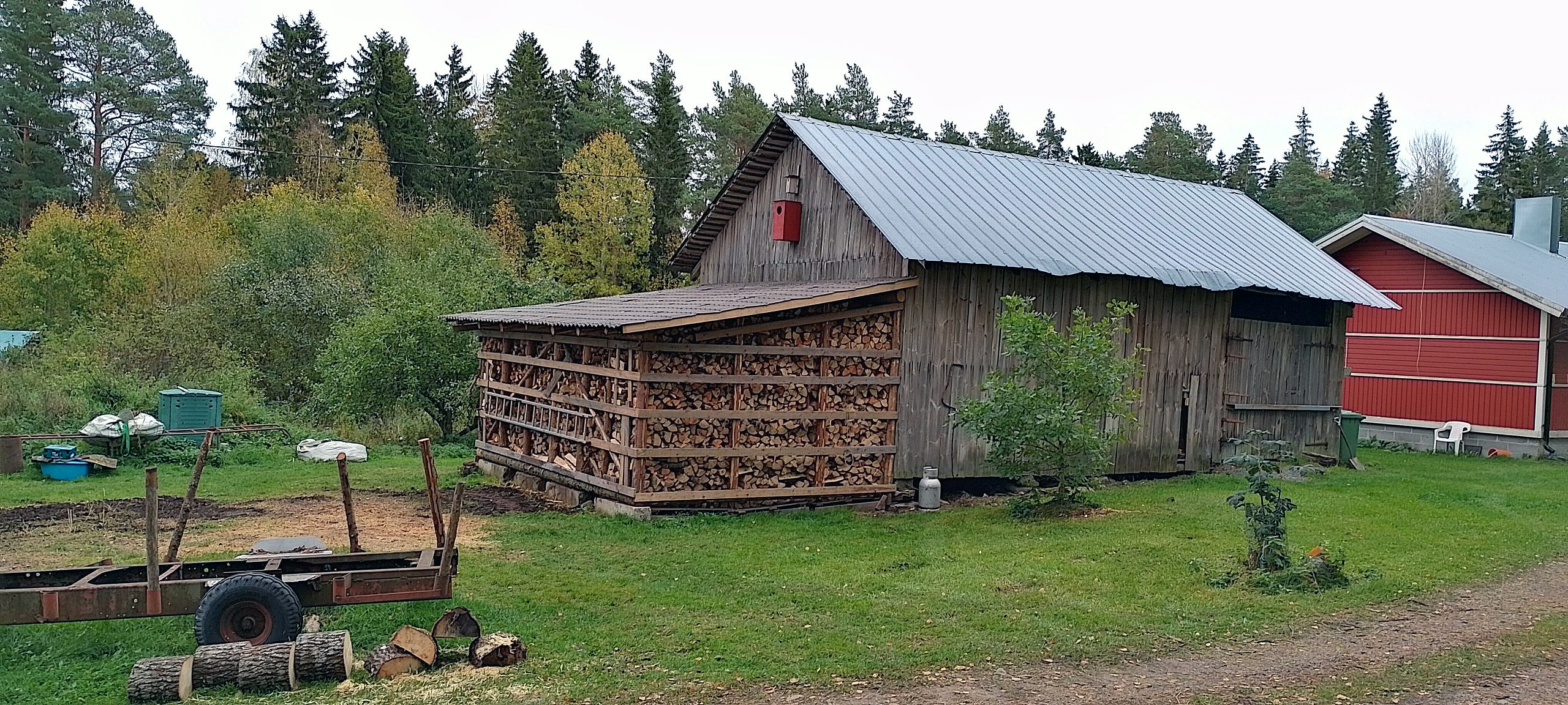 Gigantisk brændeskur af tømmer