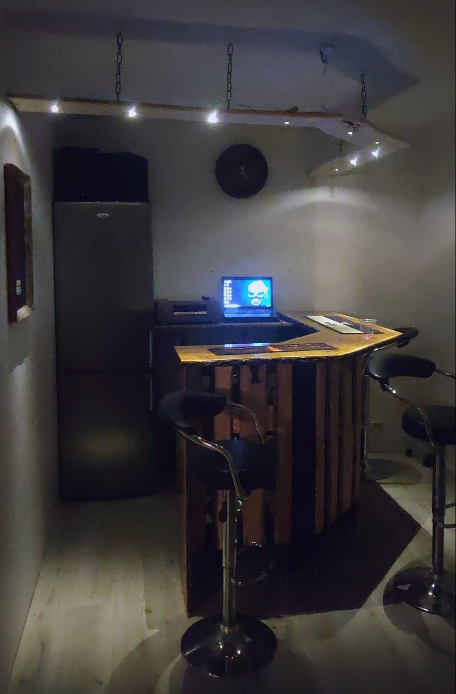 Kælderbar beklædt med kalmarbrædder