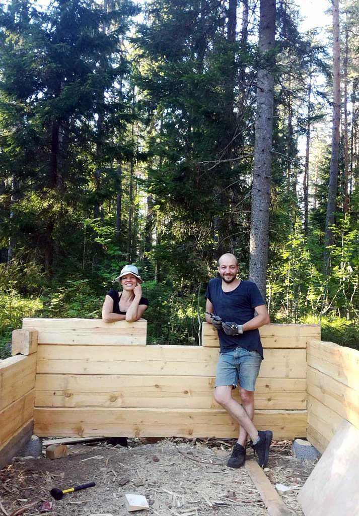 Bjælkehytte af træer fra egen skov