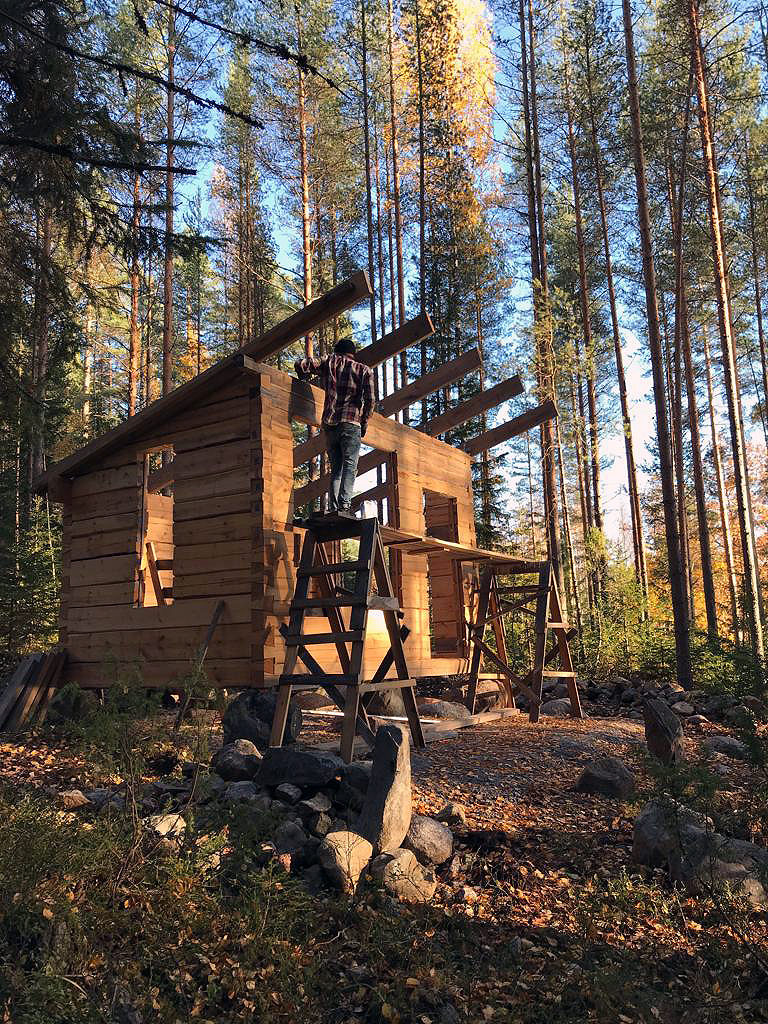 Bjælkehytte af træer fra egen skov