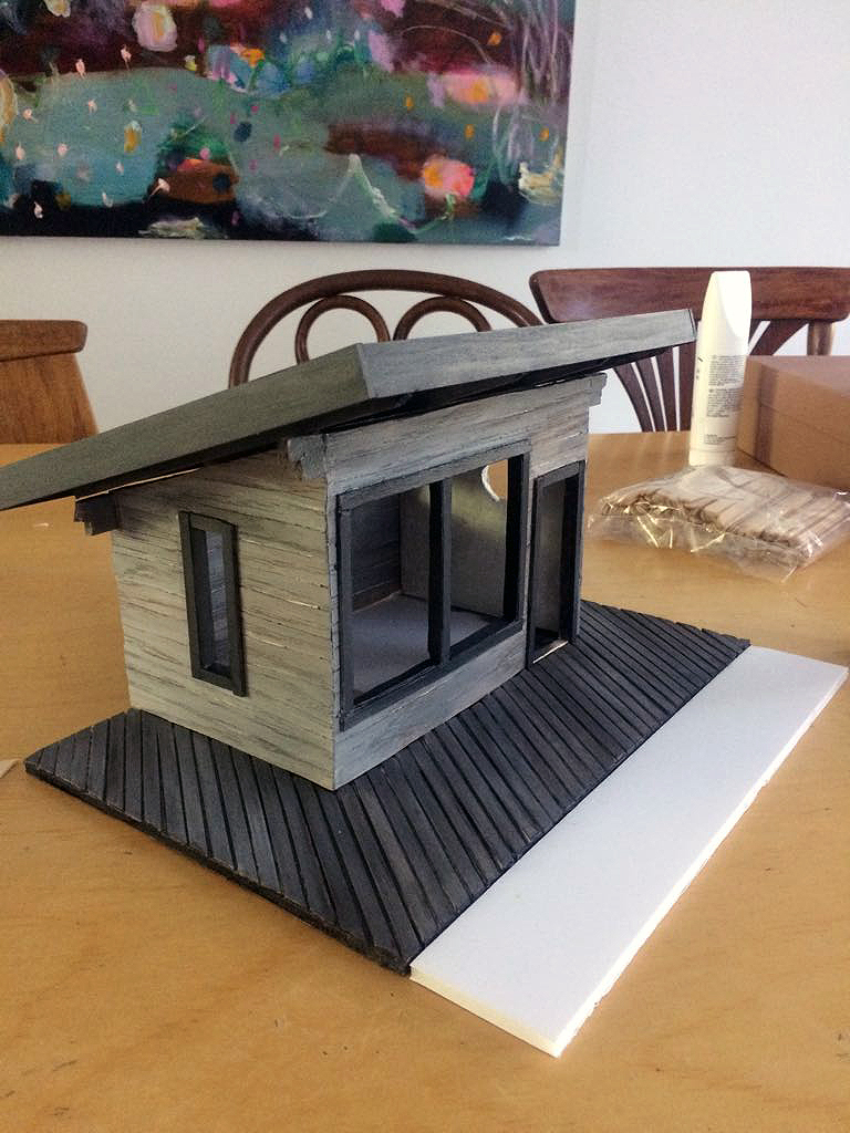 Bjælkehytte af træer fra egen skov