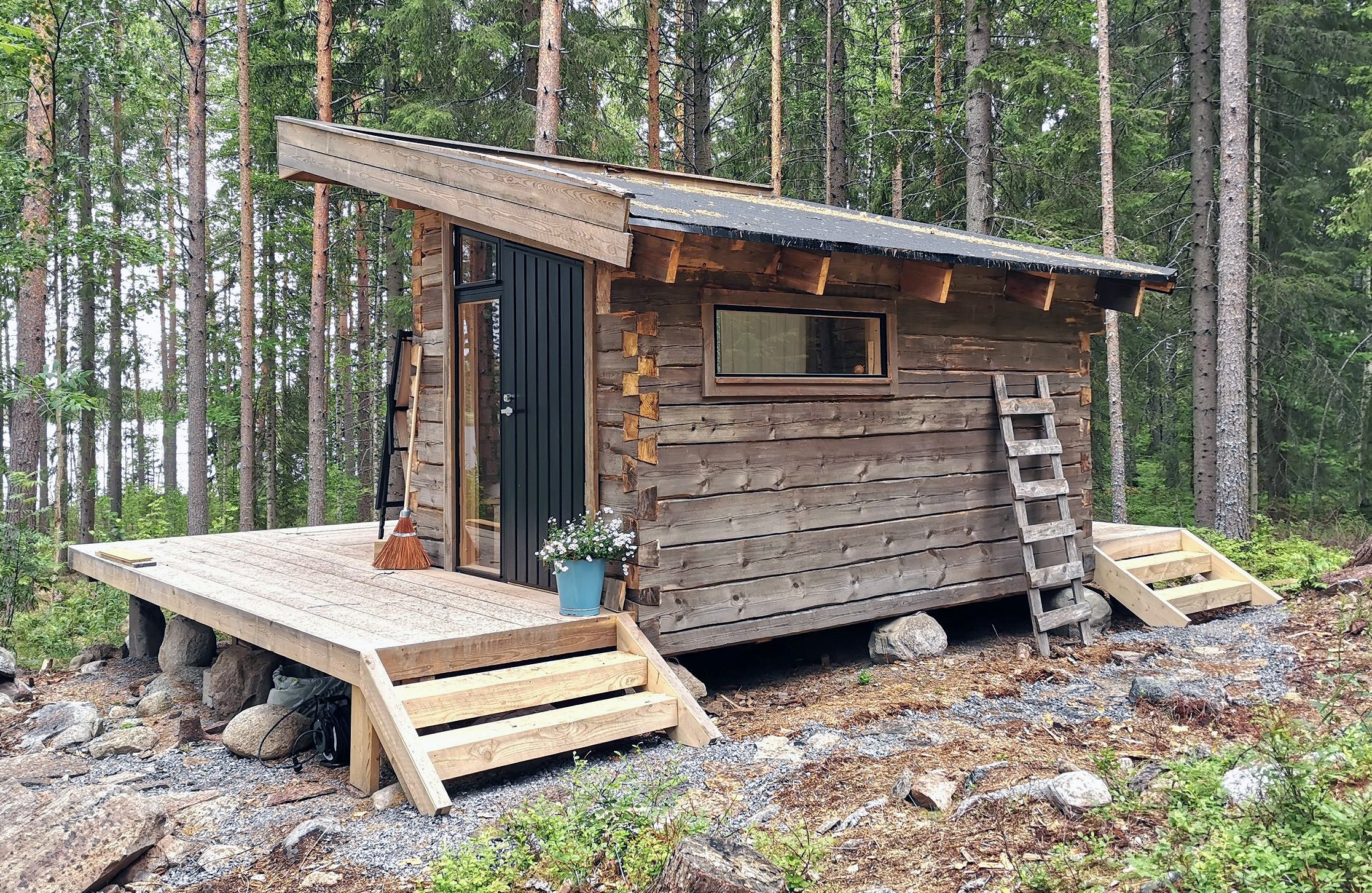 Bjælkehytte af træer fra egen skov