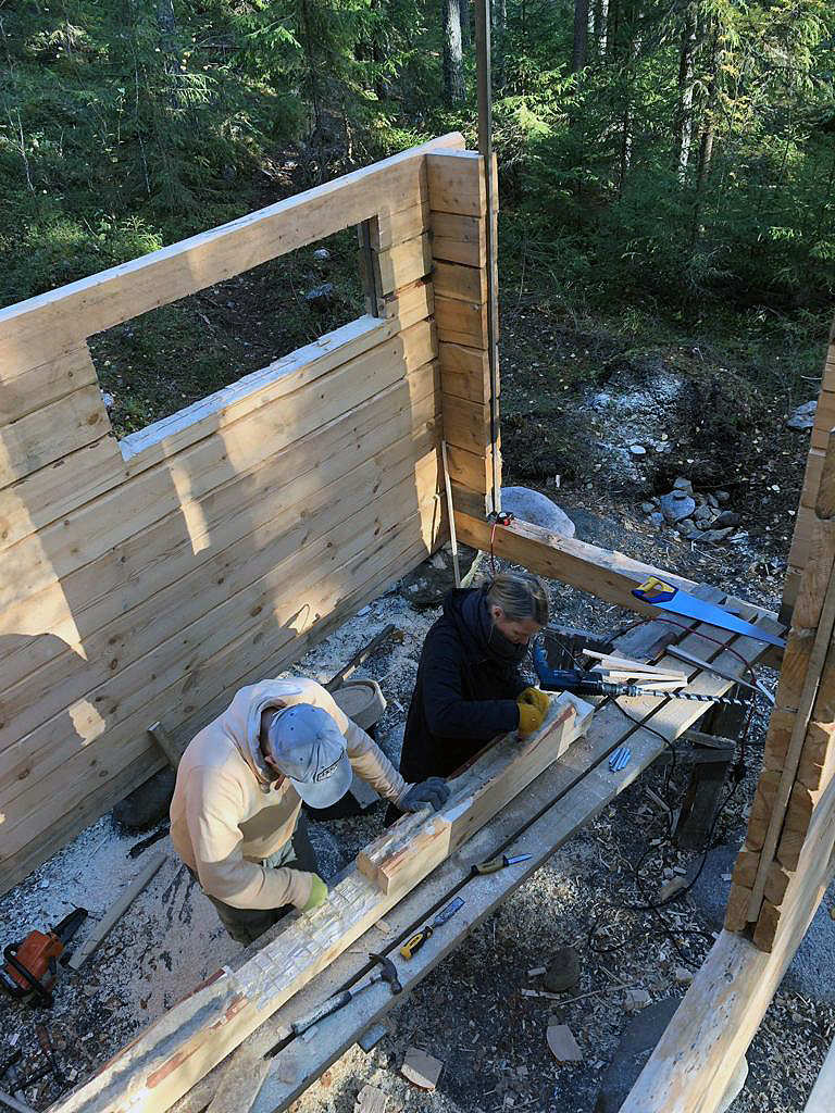 Bjælkehytte af træer fra egen skov