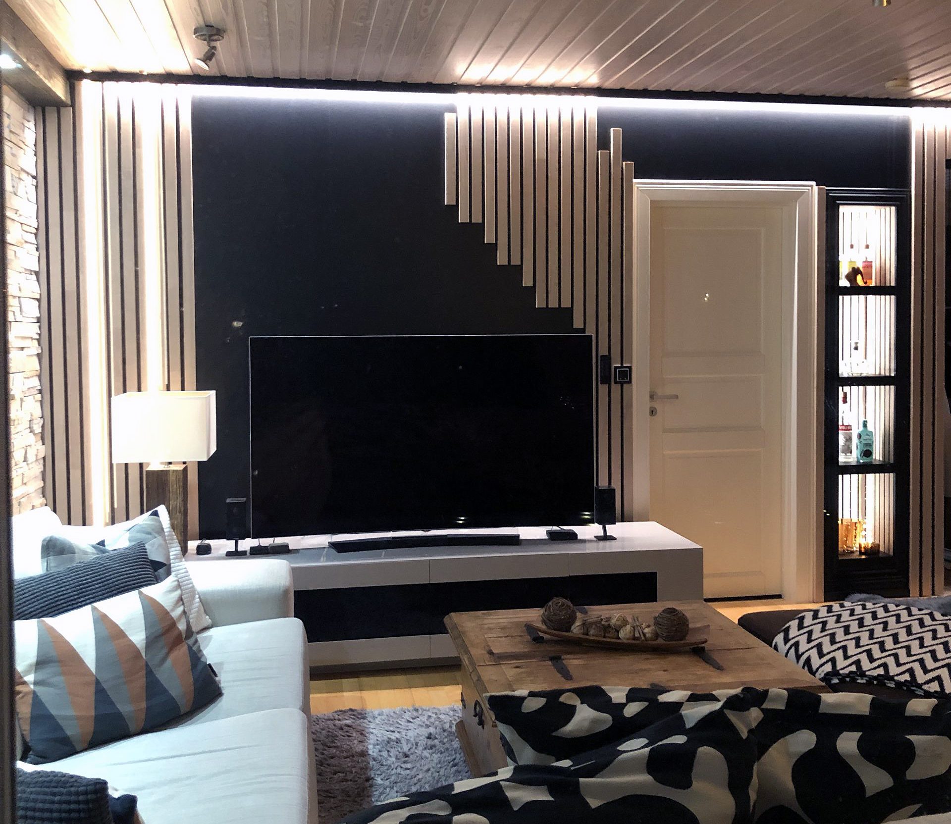 Indbygget reol med lys i