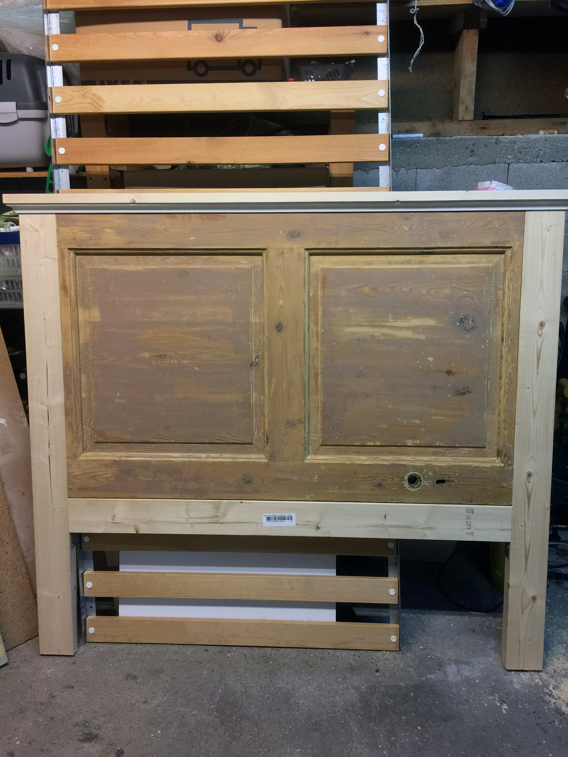 Billigt sengegærde - bygget af en gammel dør