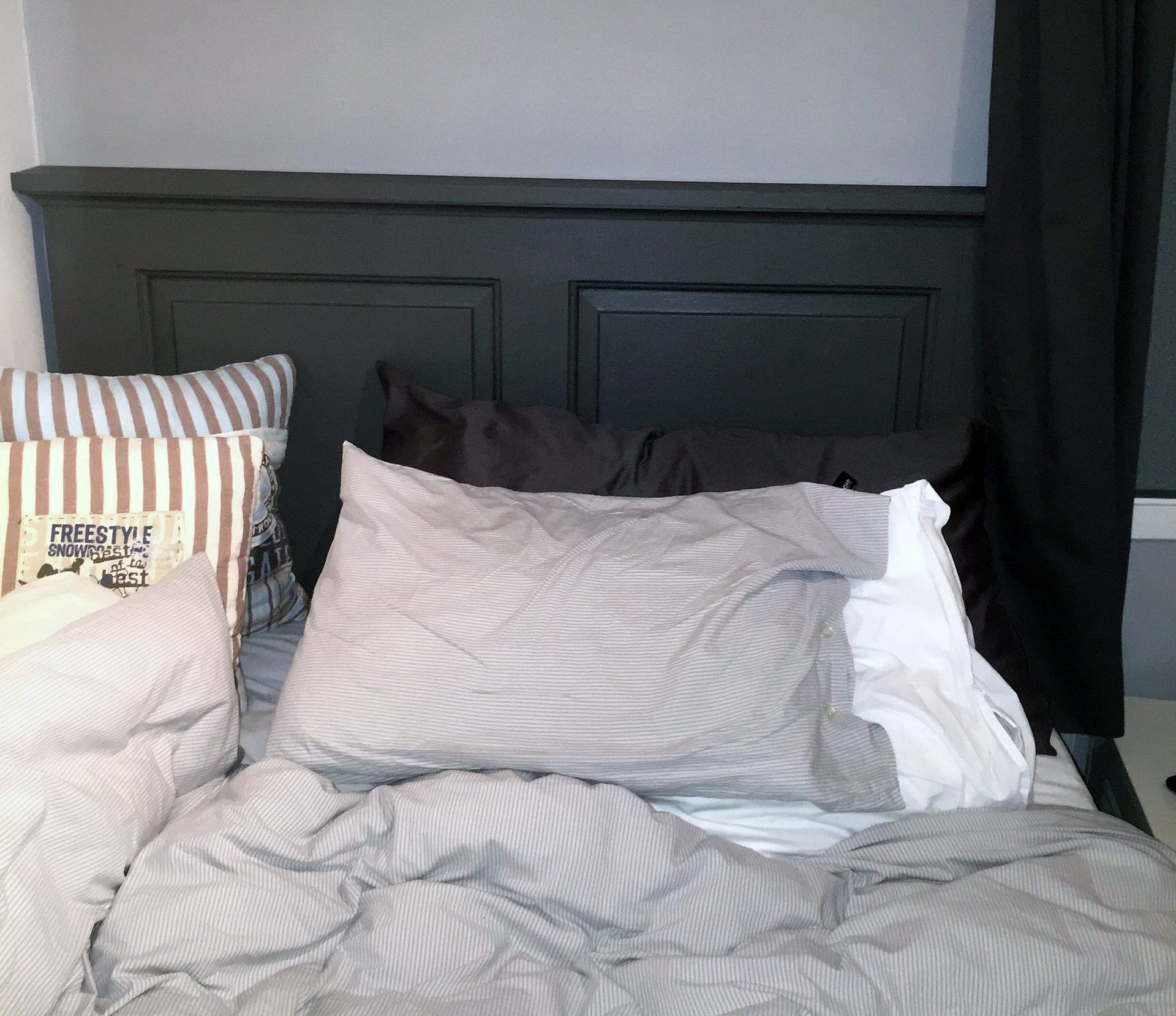 Billigt sengegærde - bygget af en gammel dør