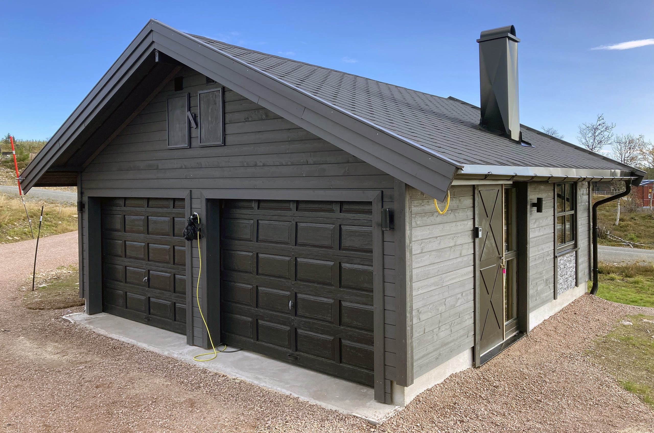 Garage med plads til både bil og man cave