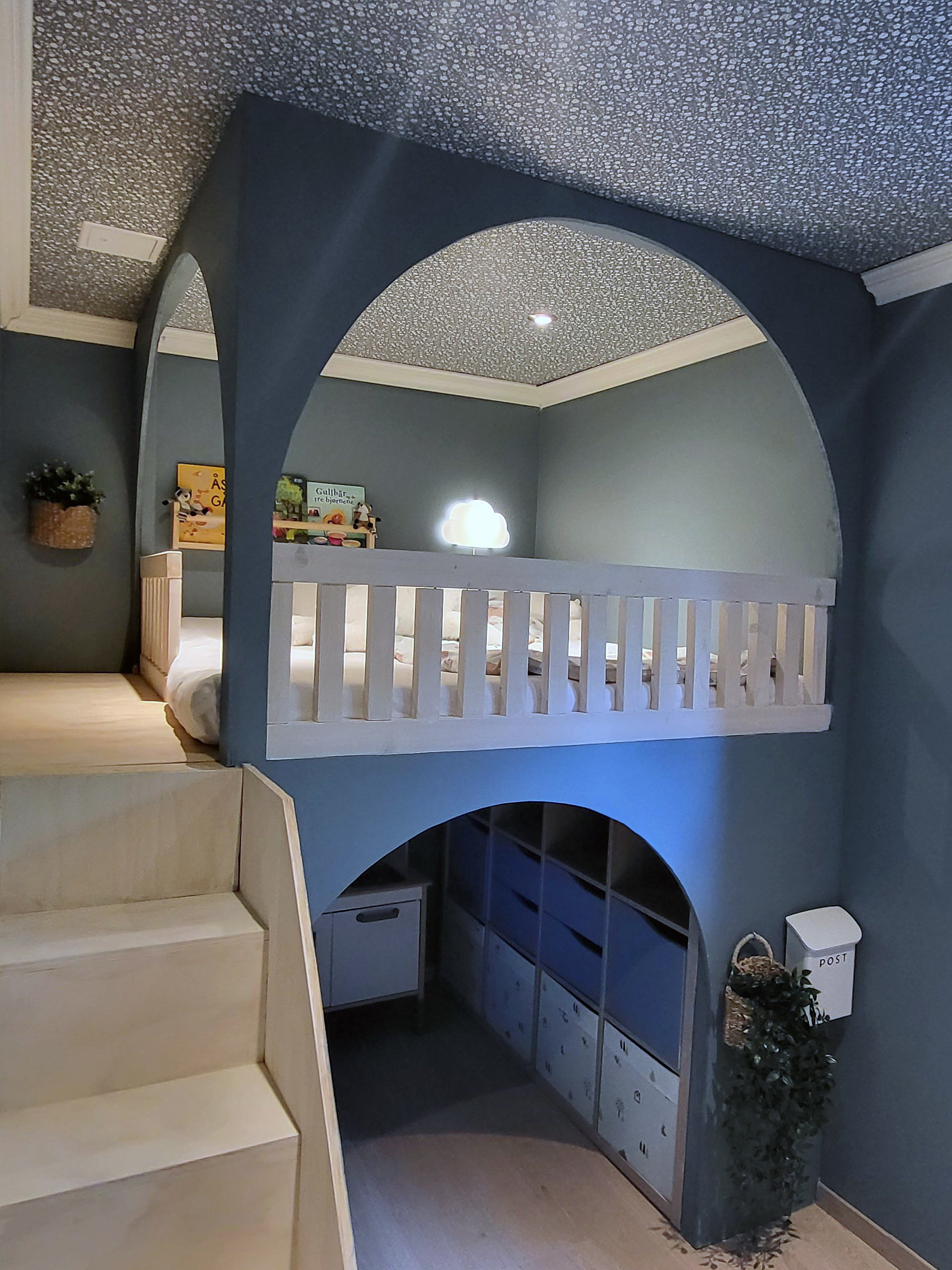 Børneværelse med hems, hule og reoler