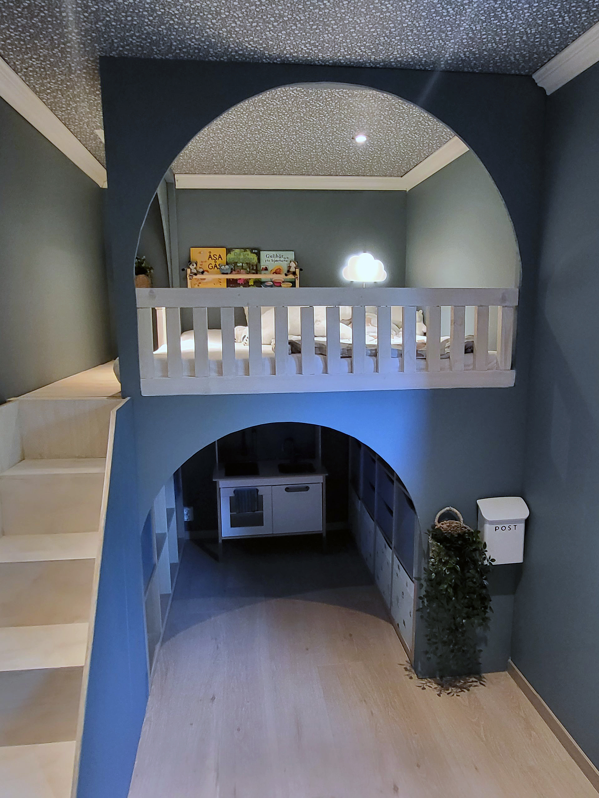 Børneværelse med hems, hule og reoler
