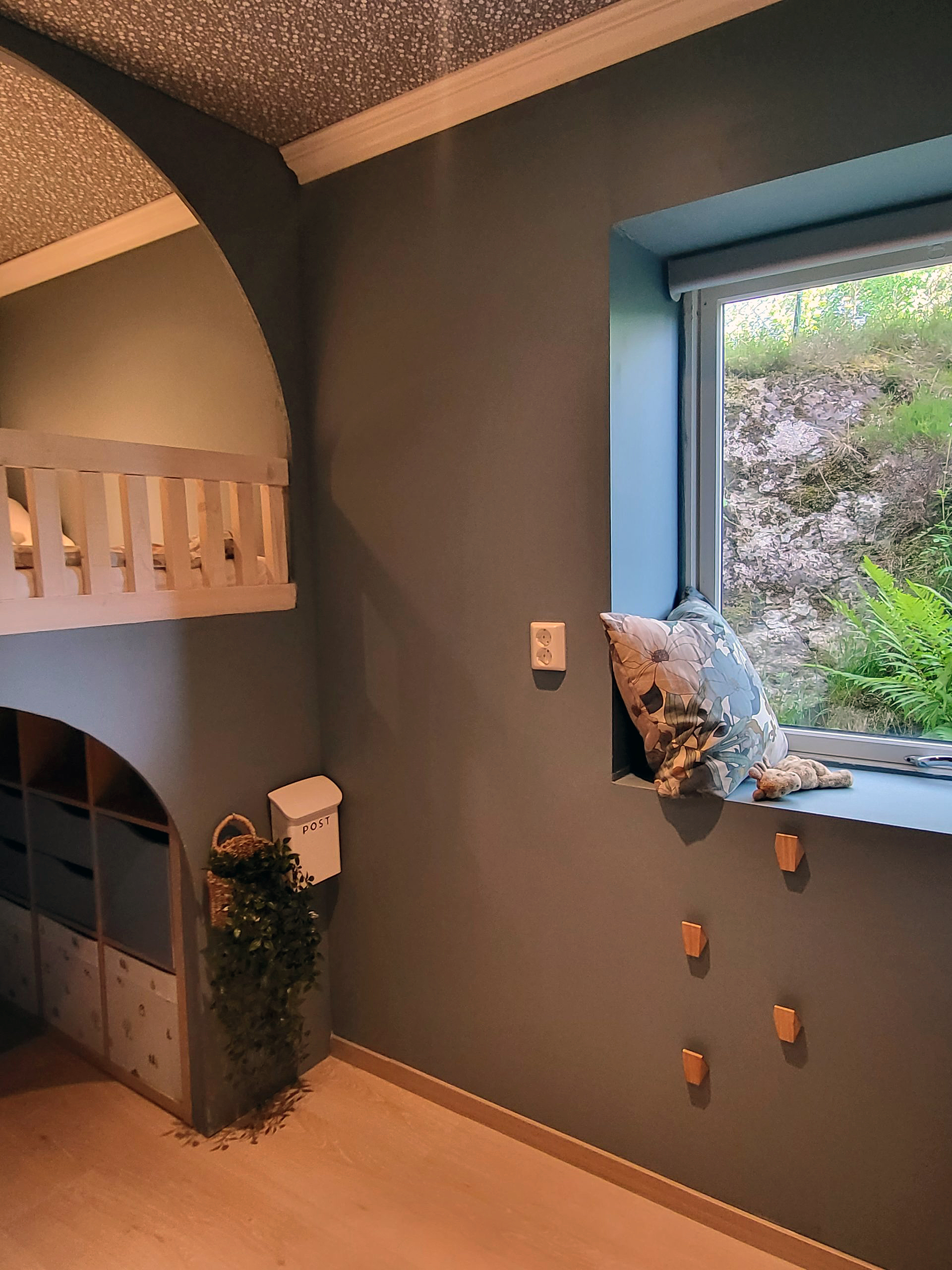 Børneværelse med hems, hule og reoler