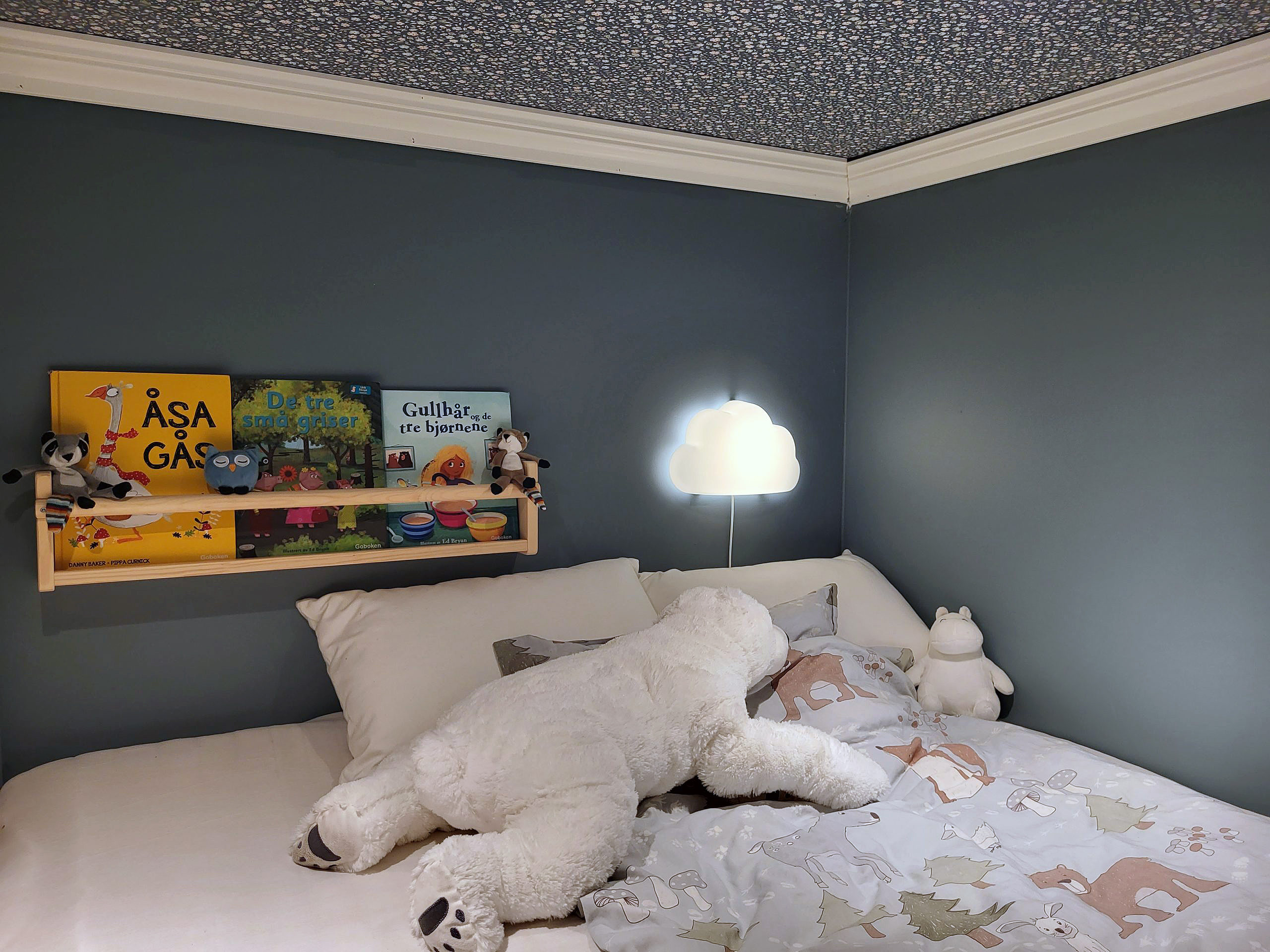 Børneværelse med hems, hule og reoler
