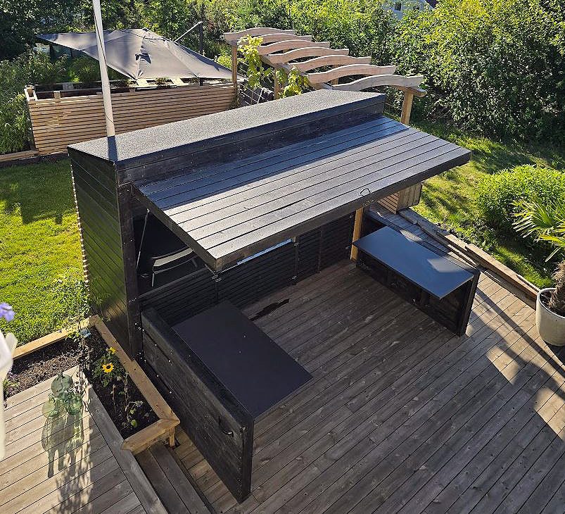 Uderum med køkken, pergola og tv-lounge