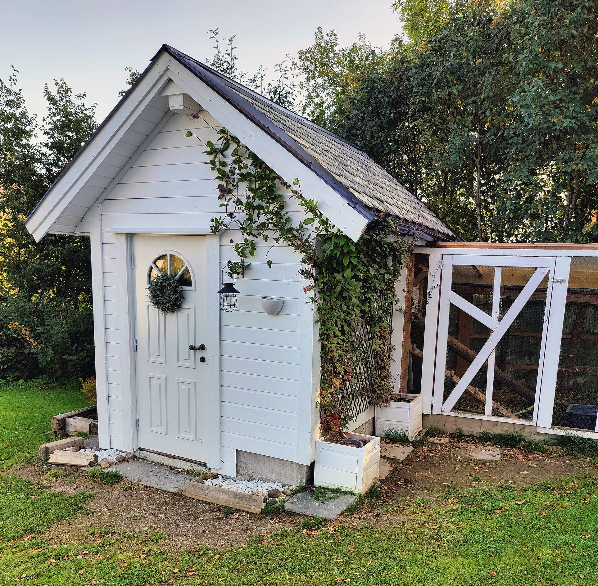 Hønsehus bygget af 90% genbrug