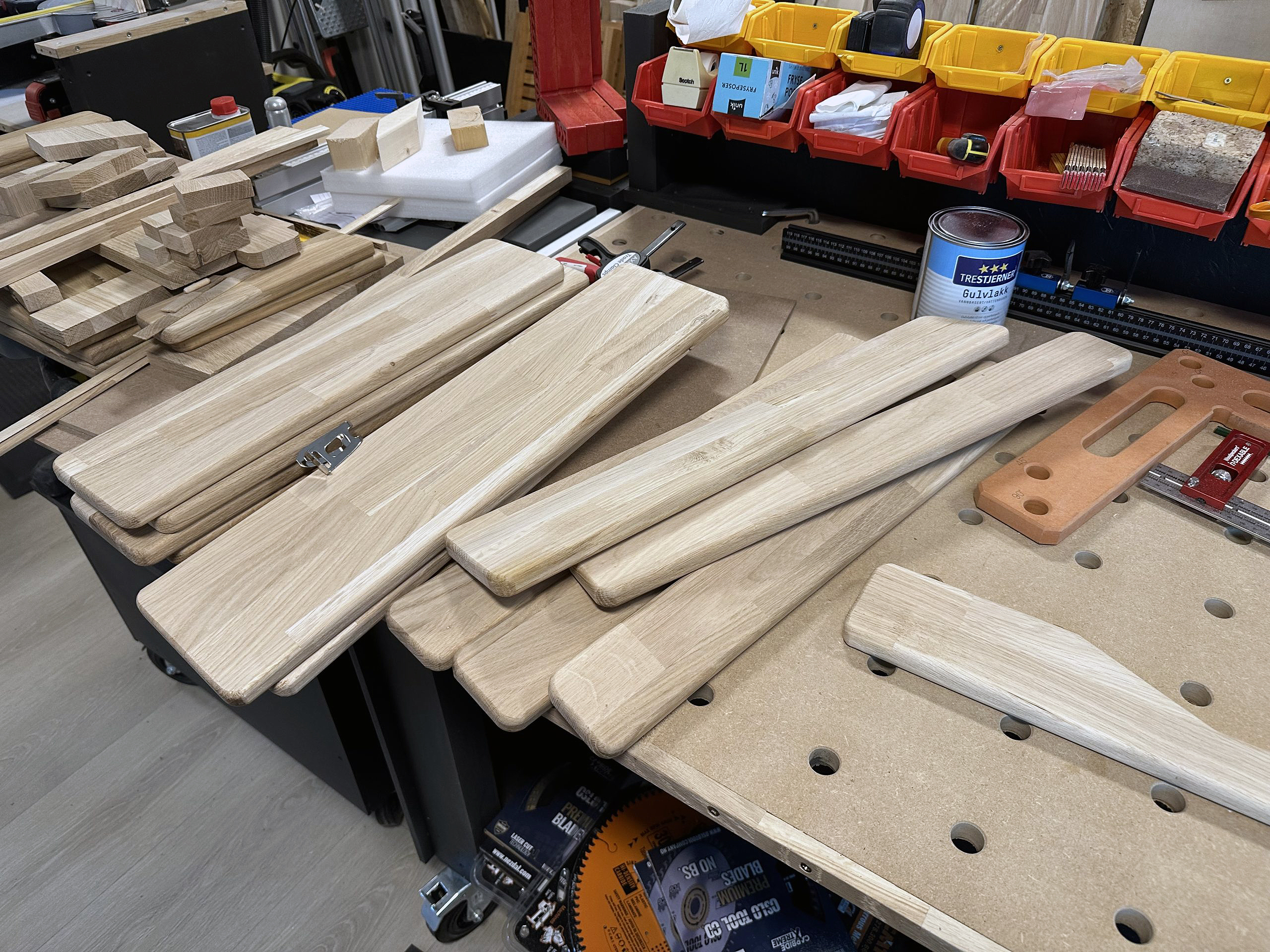 Børnebord med 4 forskellige bordplader