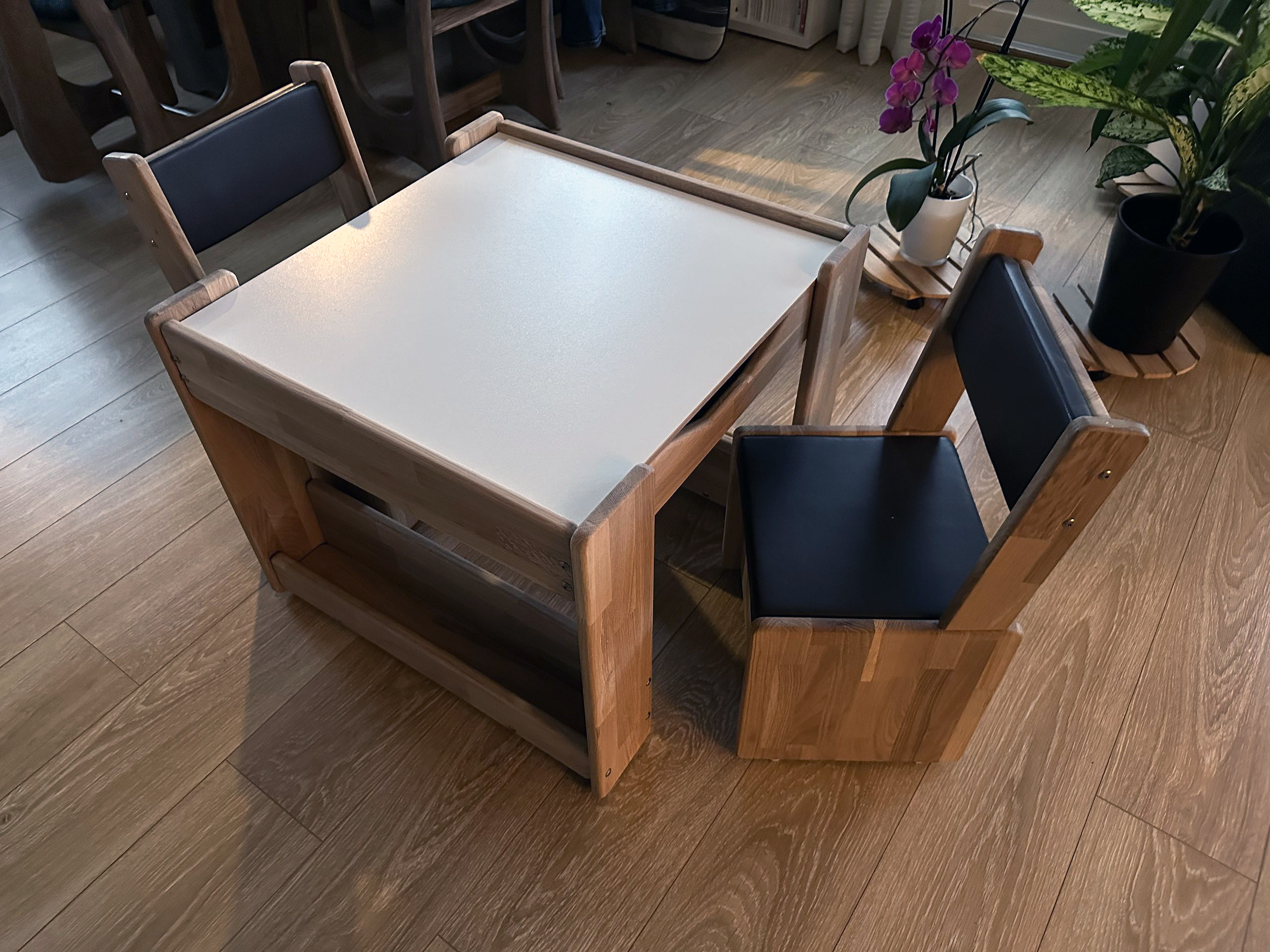 Børnebord med 4 forskellige bordplader