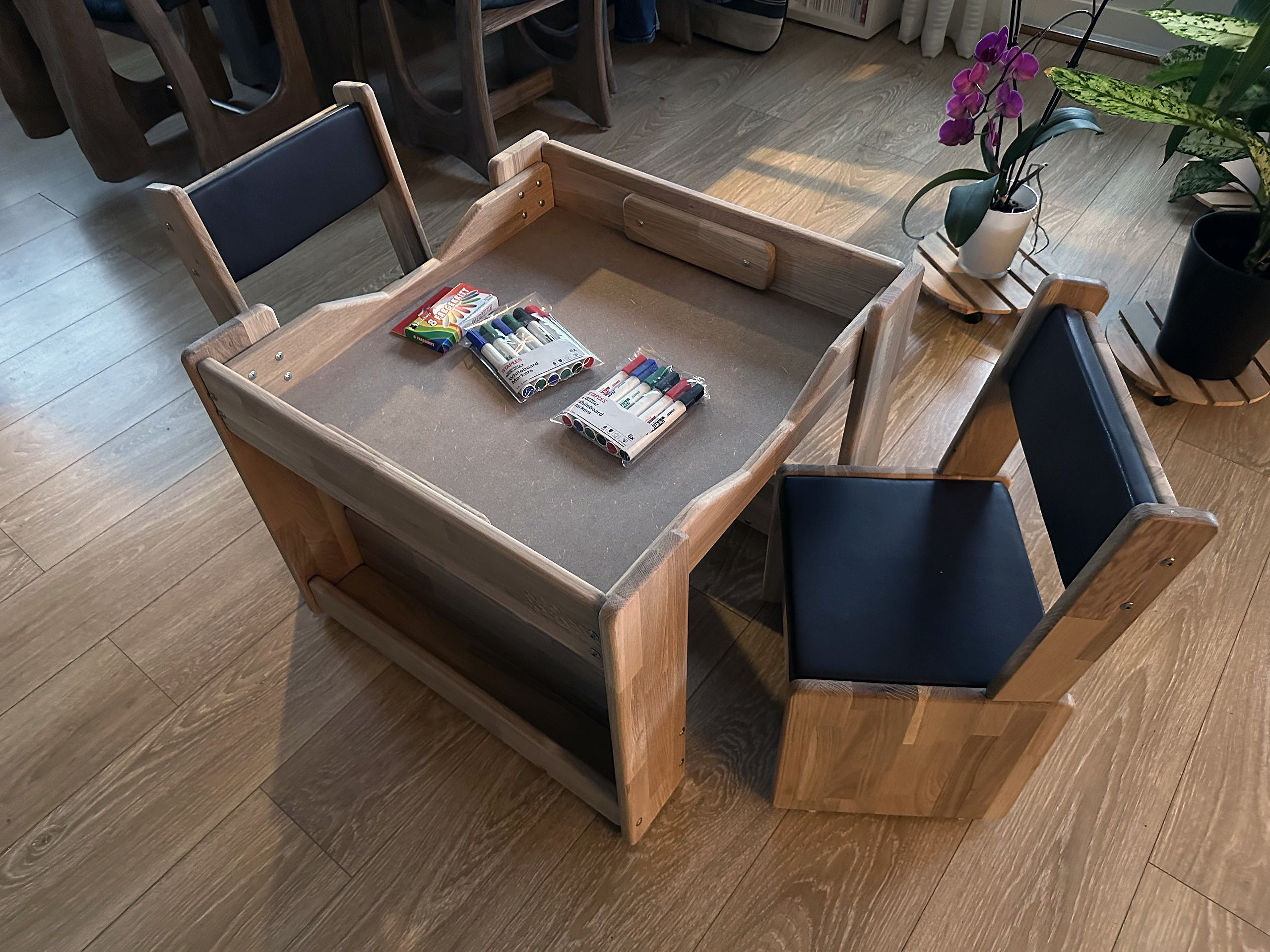 Børnebord med 4 forskellige bordplader