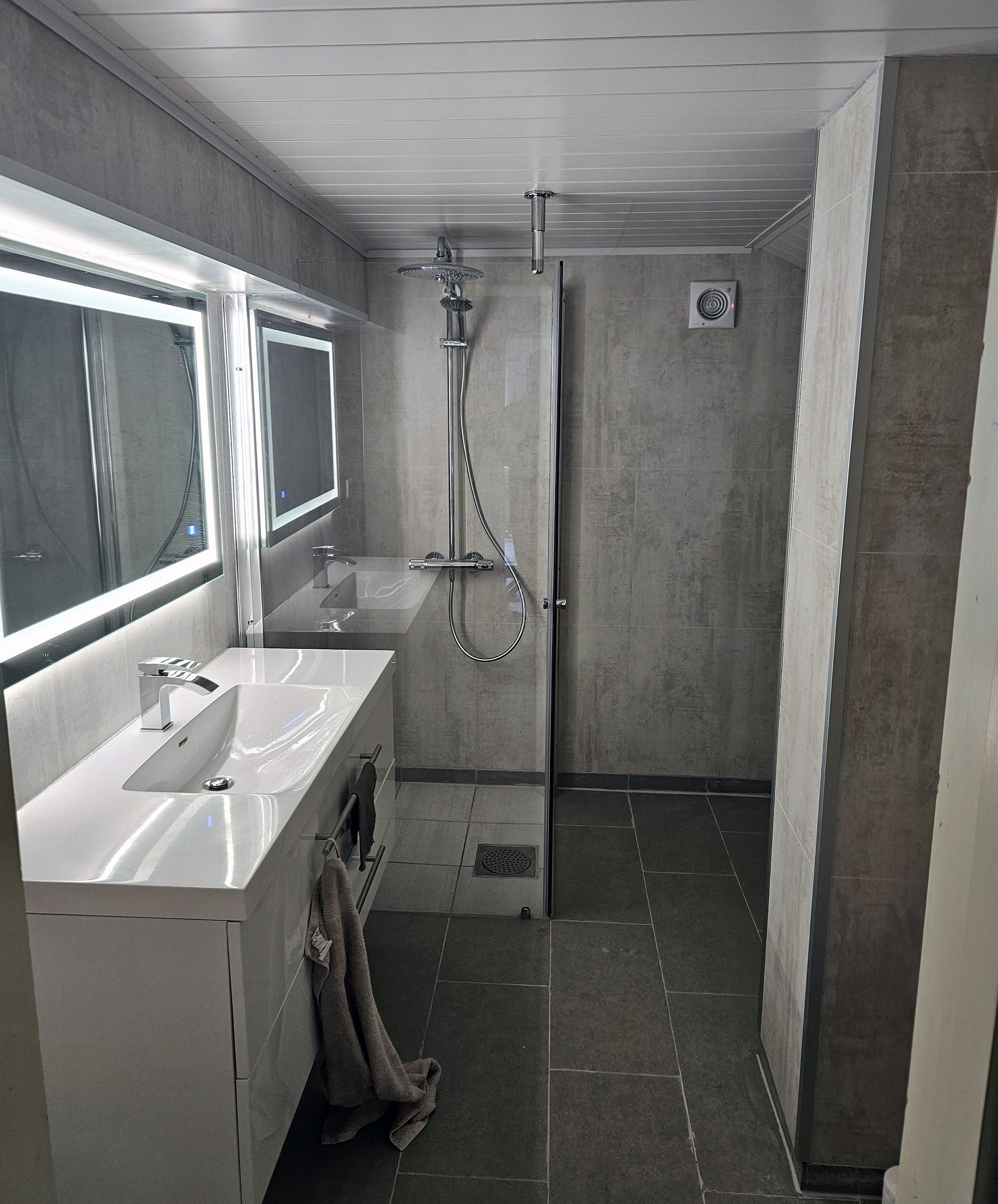 Ny bad: Fra slidt 70´er-look til råt og stilrent