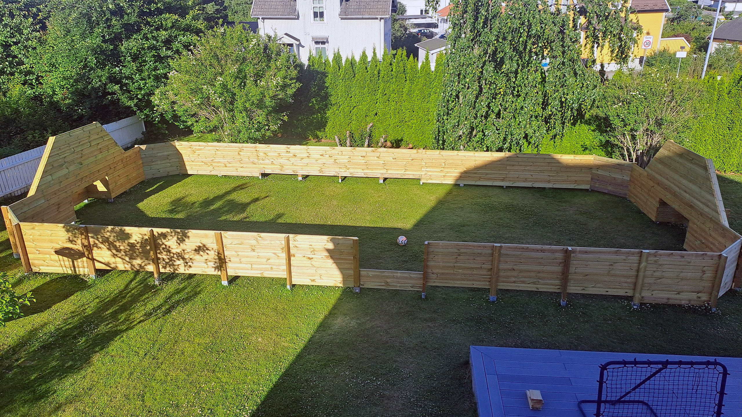 Fodboldstadion midt i baghaven