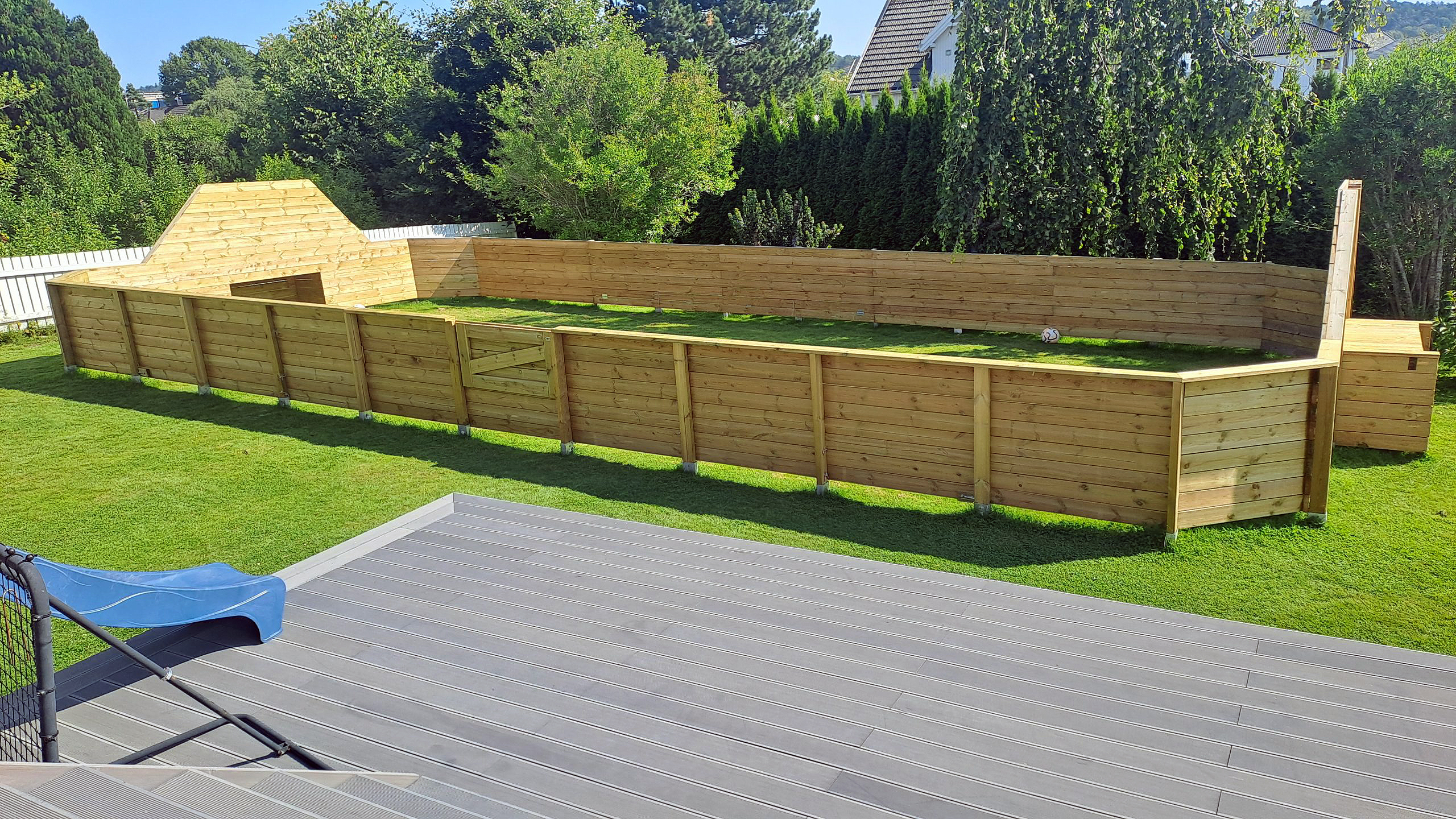 Fodboldstadion midt i baghaven