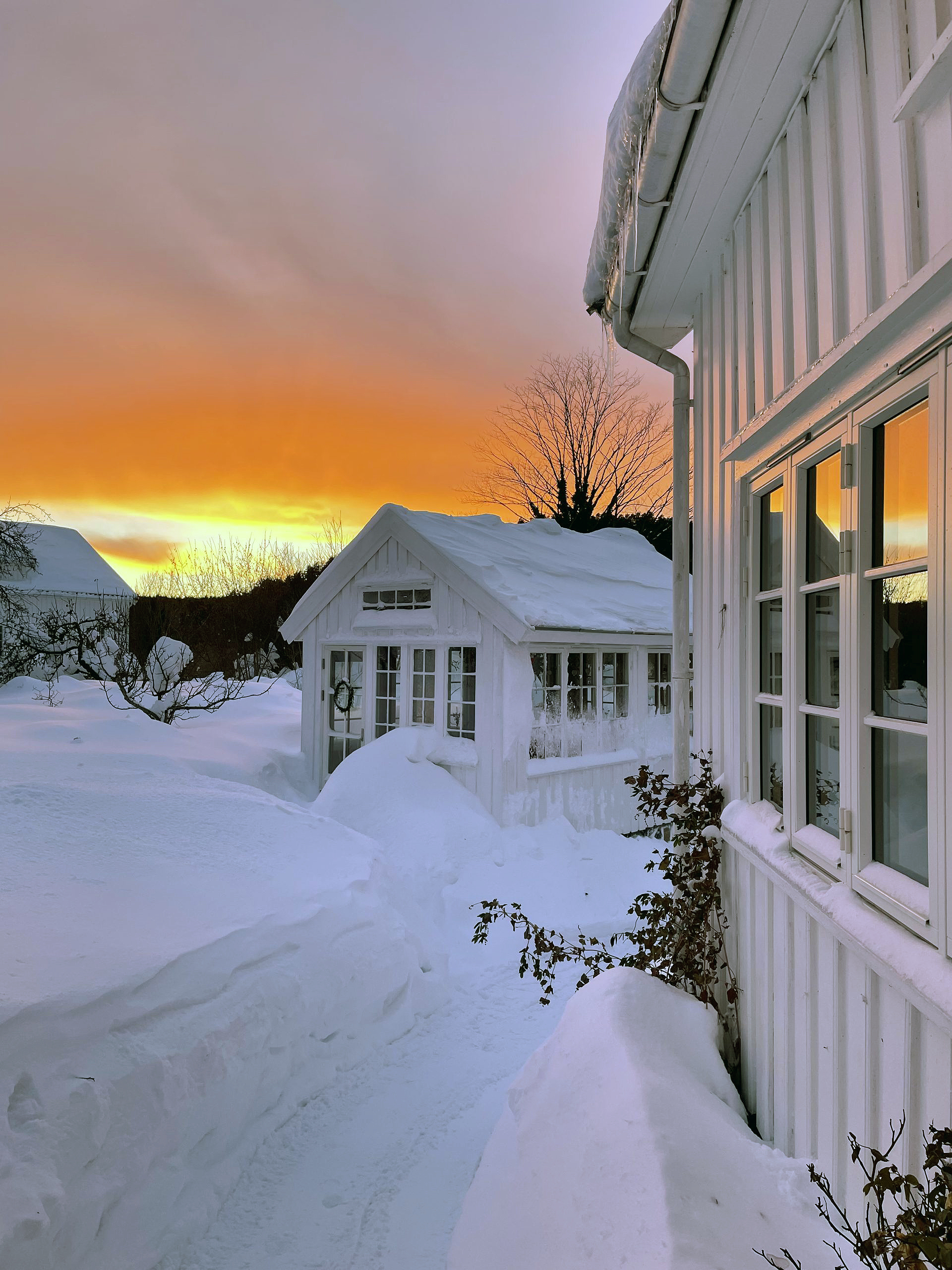Hyggelig havepavillon på skrå grund
