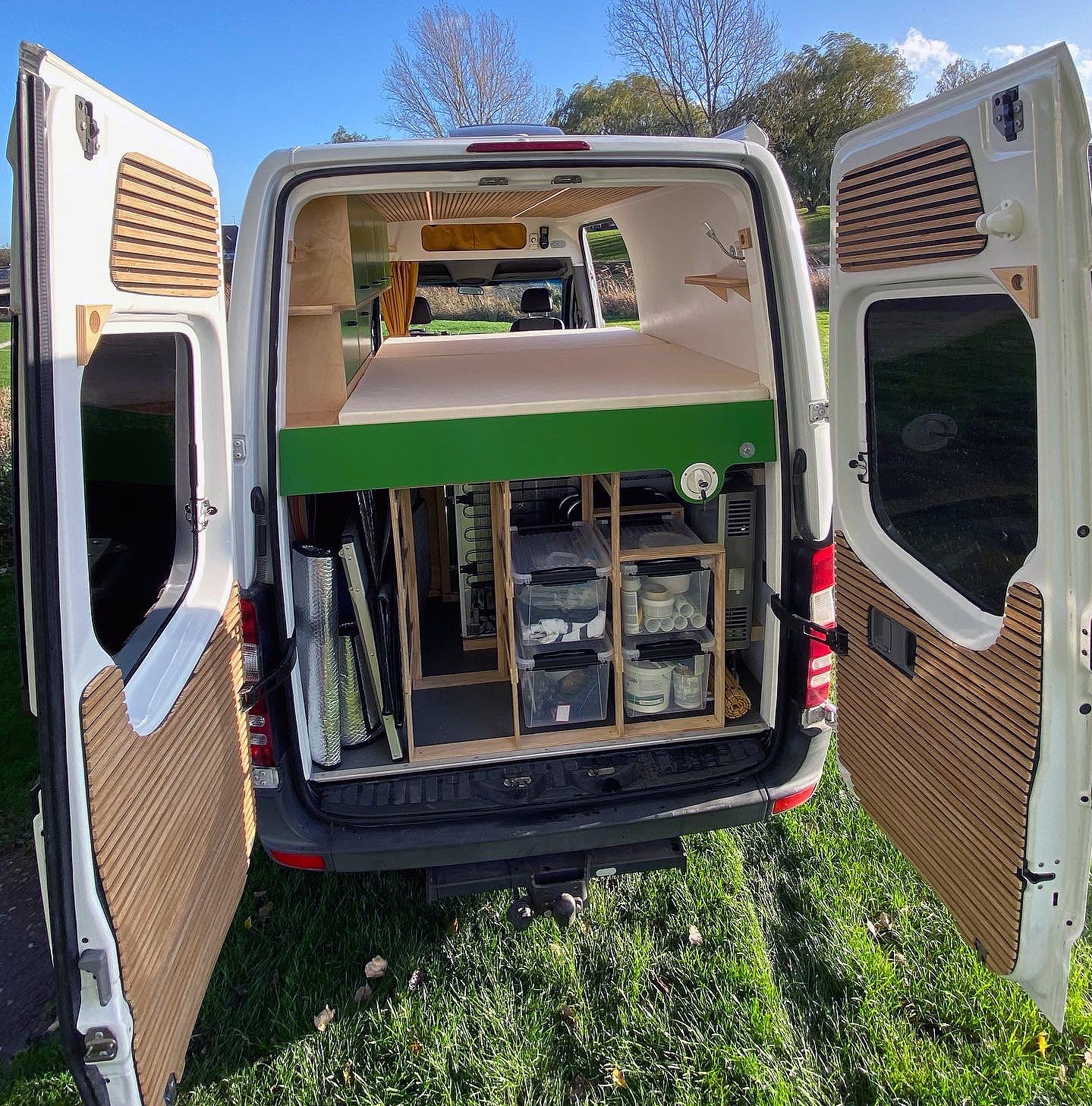 Hjemmebygget camper med to sovepladser