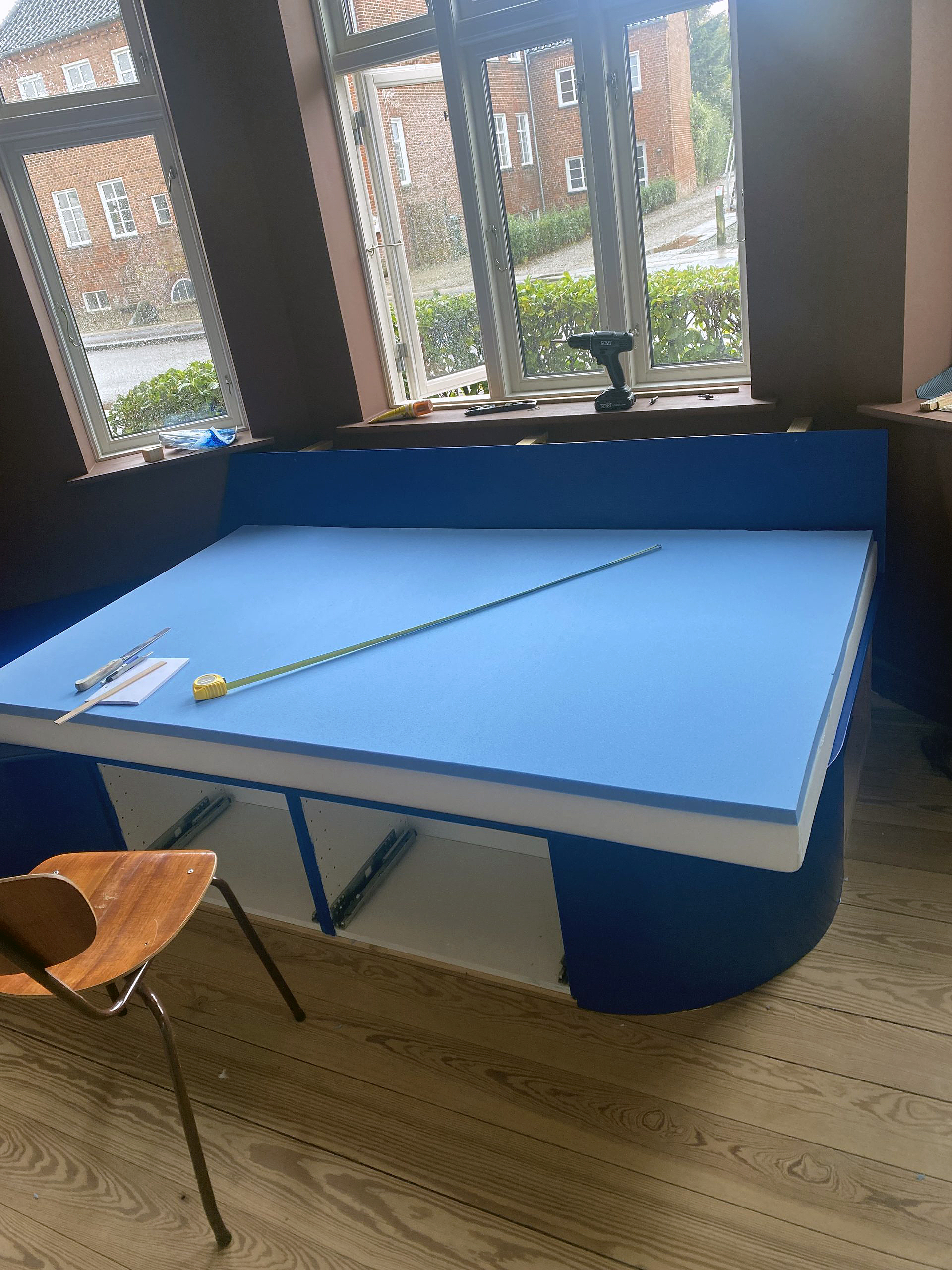 Lækker flydesofa med plads til opbevaring