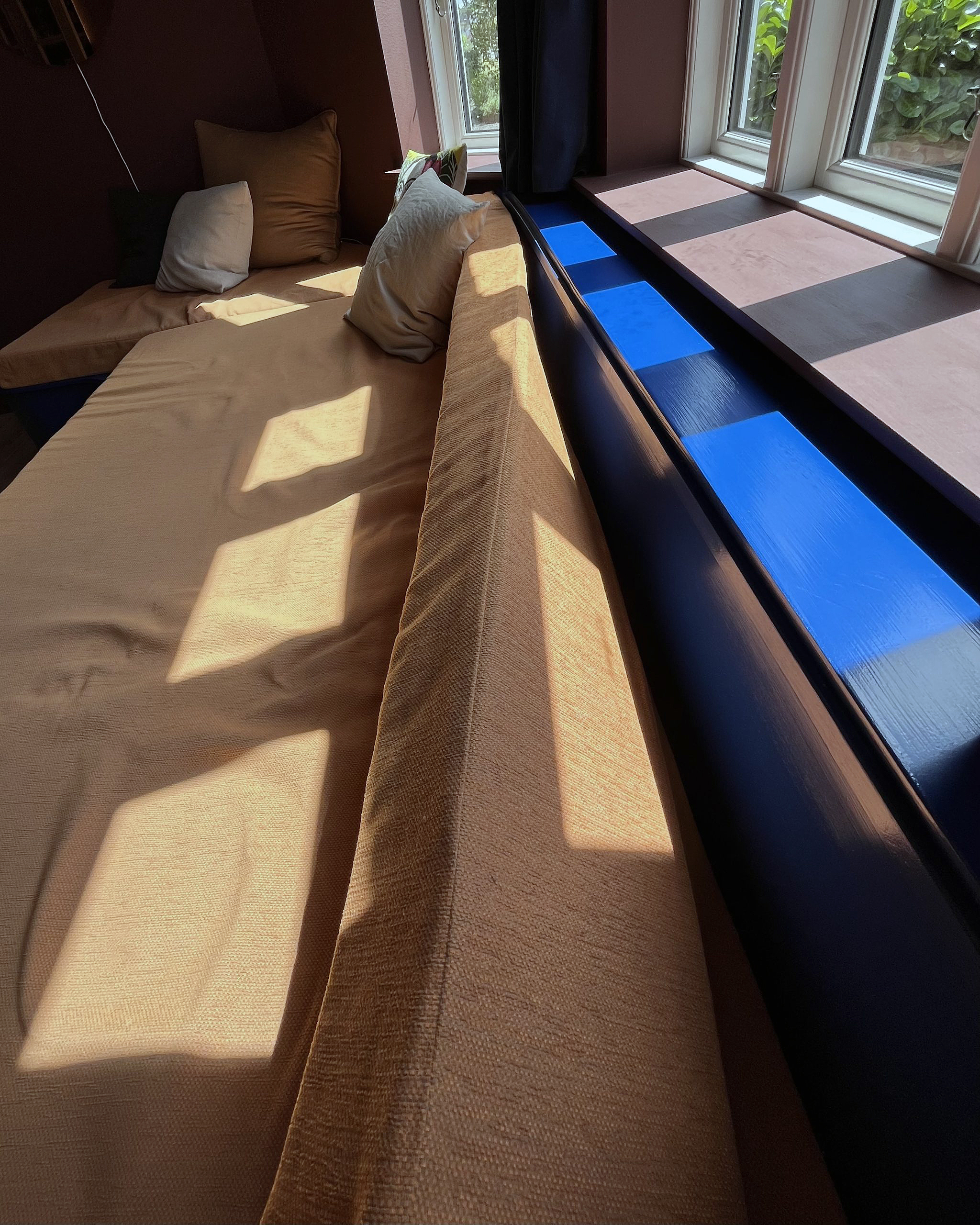 Lækker flydesofa med plads til opbevaring