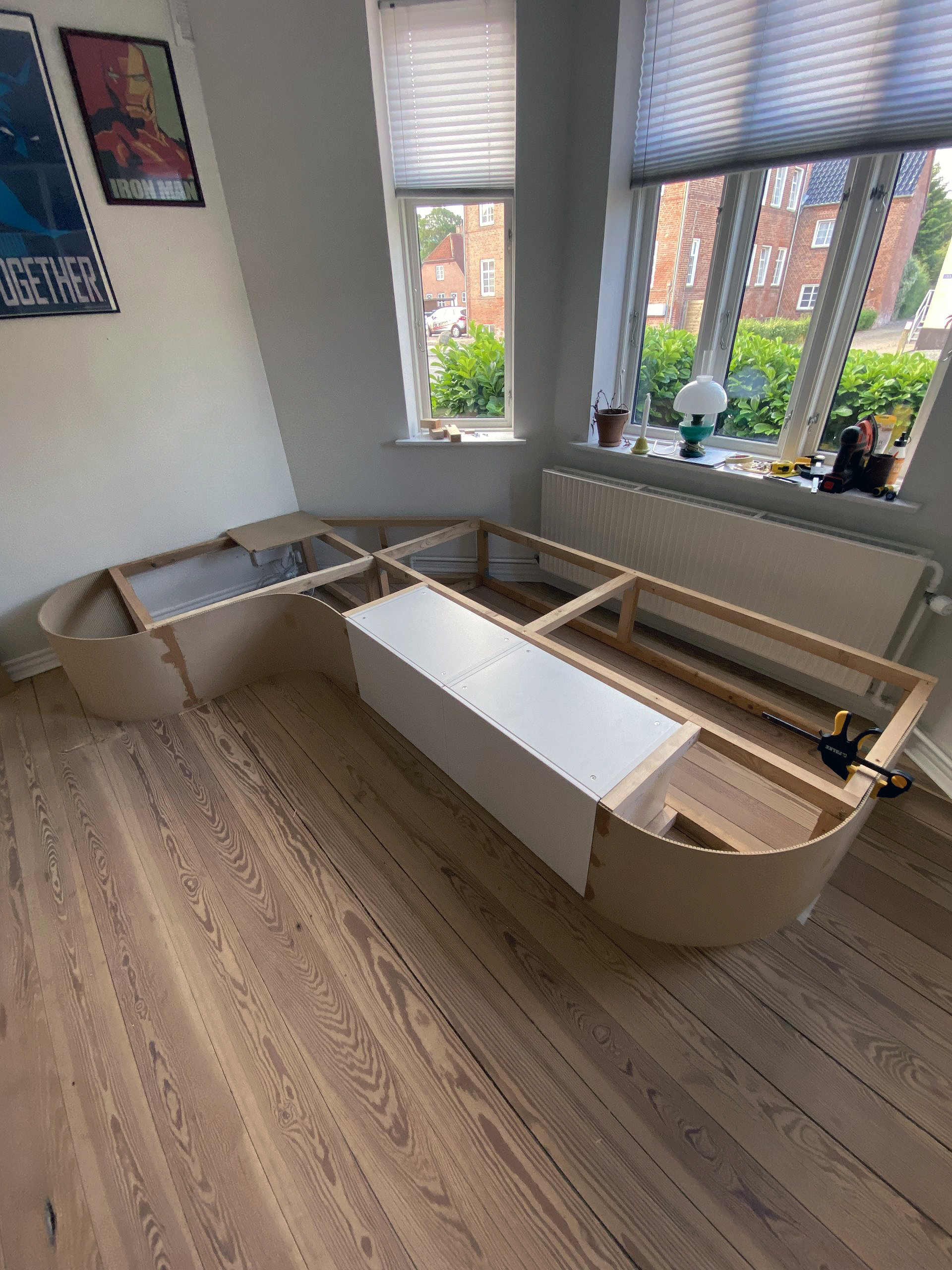 Lækker flydesofa med plads til opbevaring