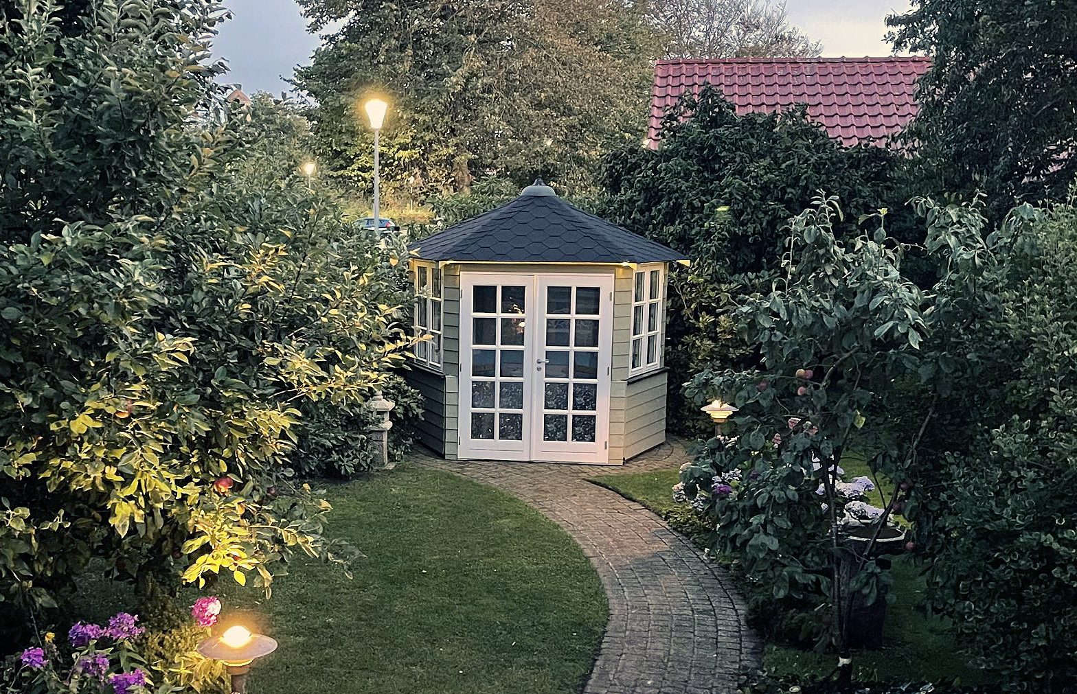 Hyggelig havepavillon af paller og genbrug