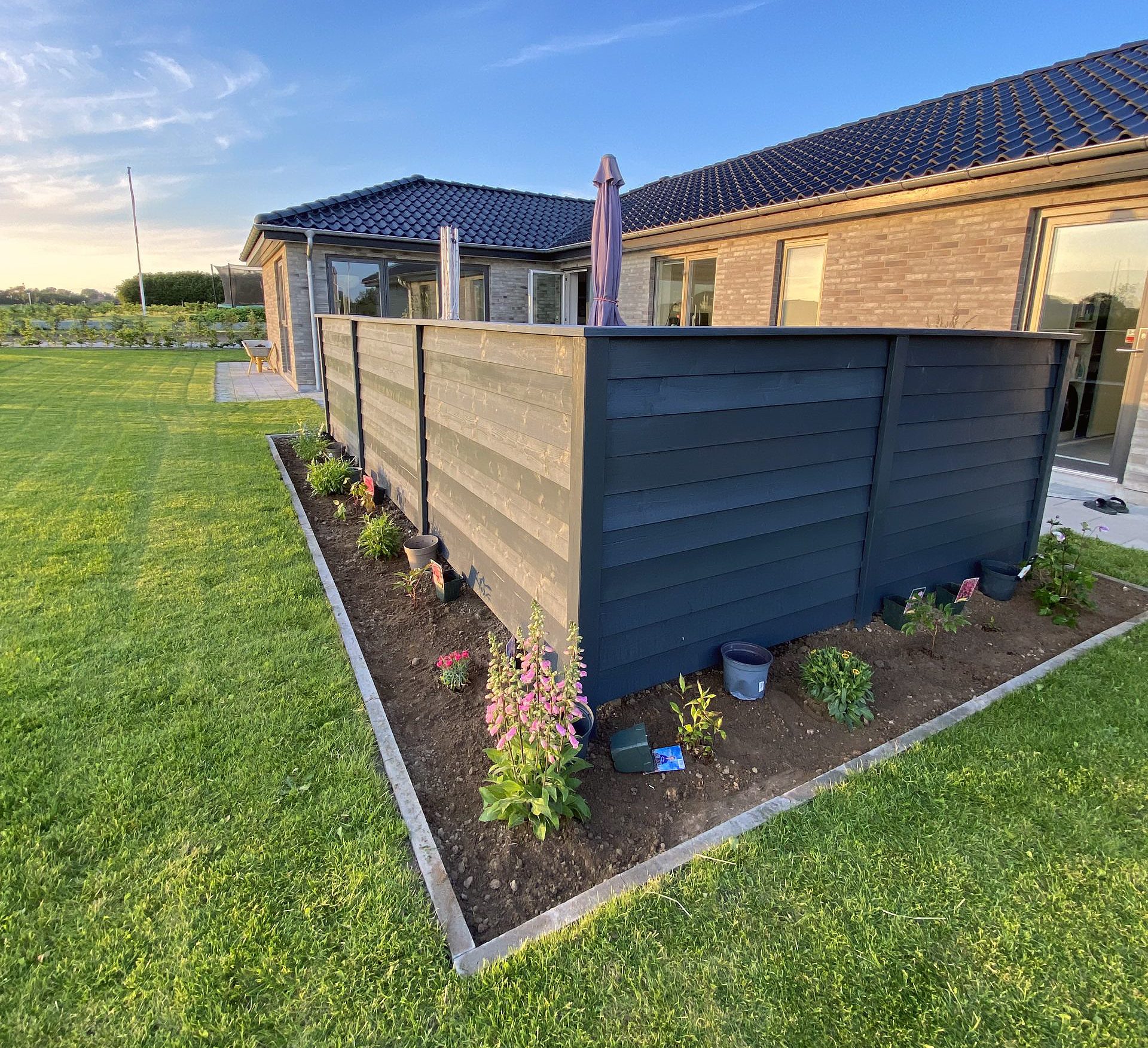 Læhegn med bed ved terrassen