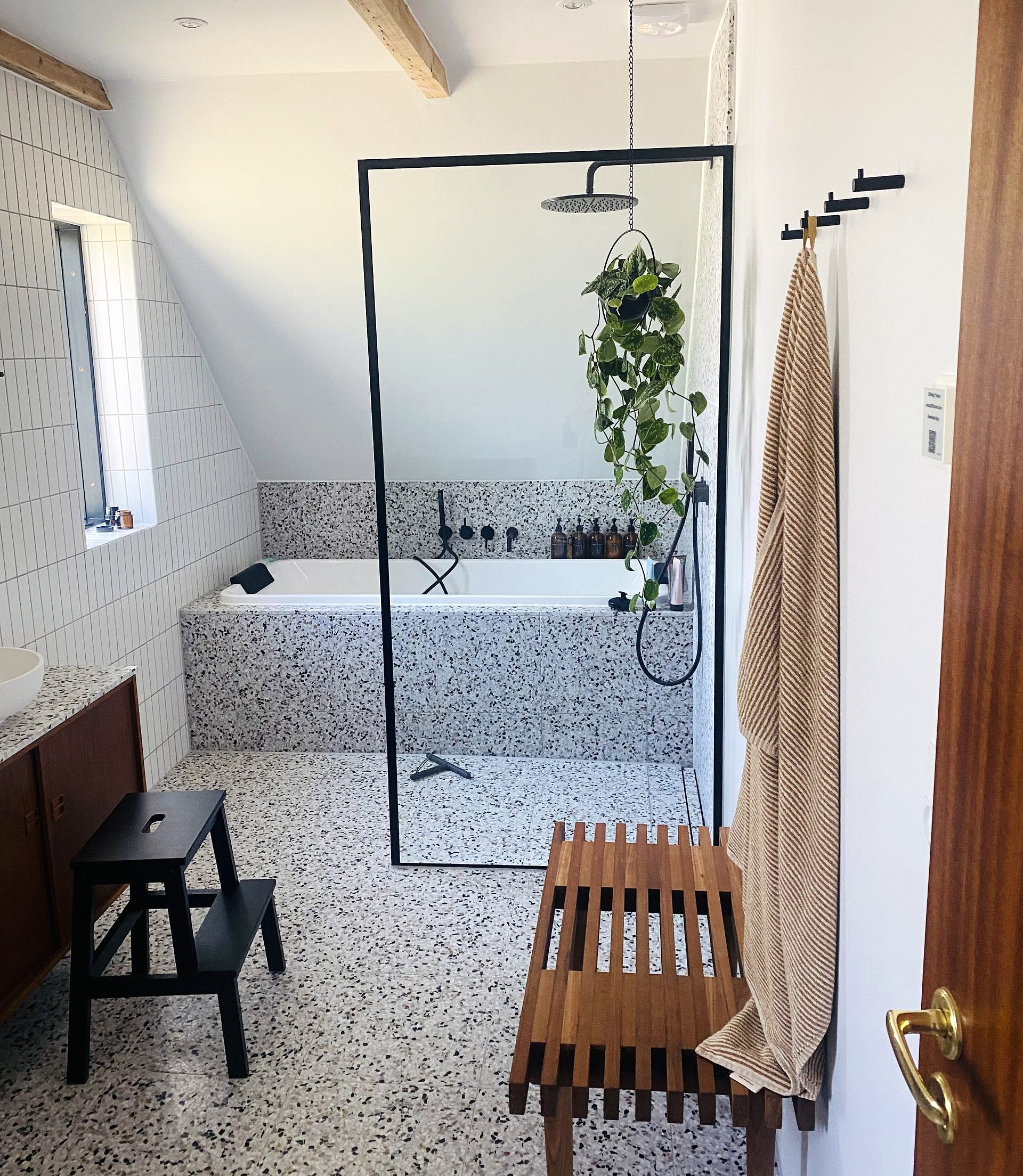 Fra to små værelser til ét stort badeværelse