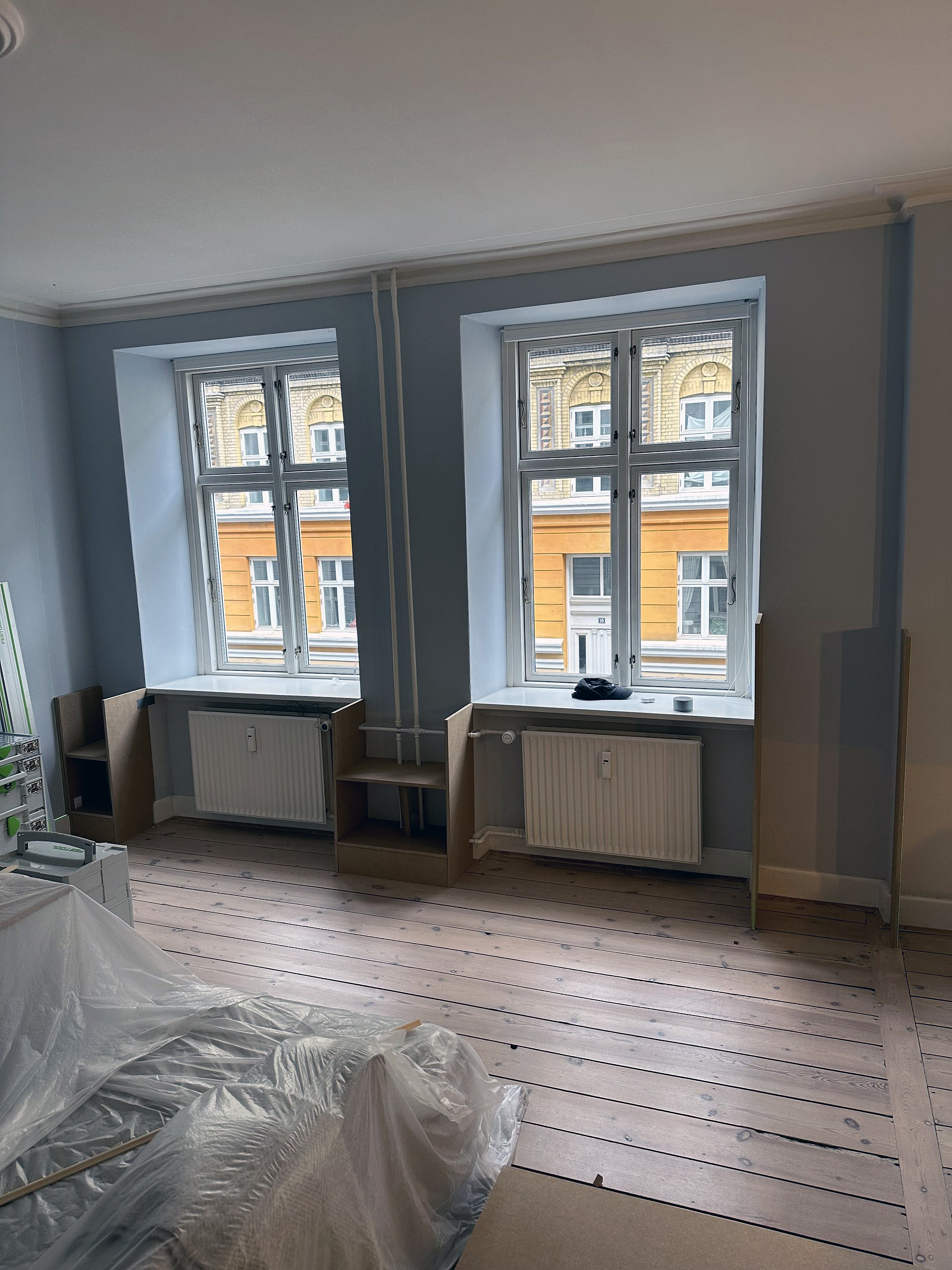 Radiatorskjuled med plads til opbevaring