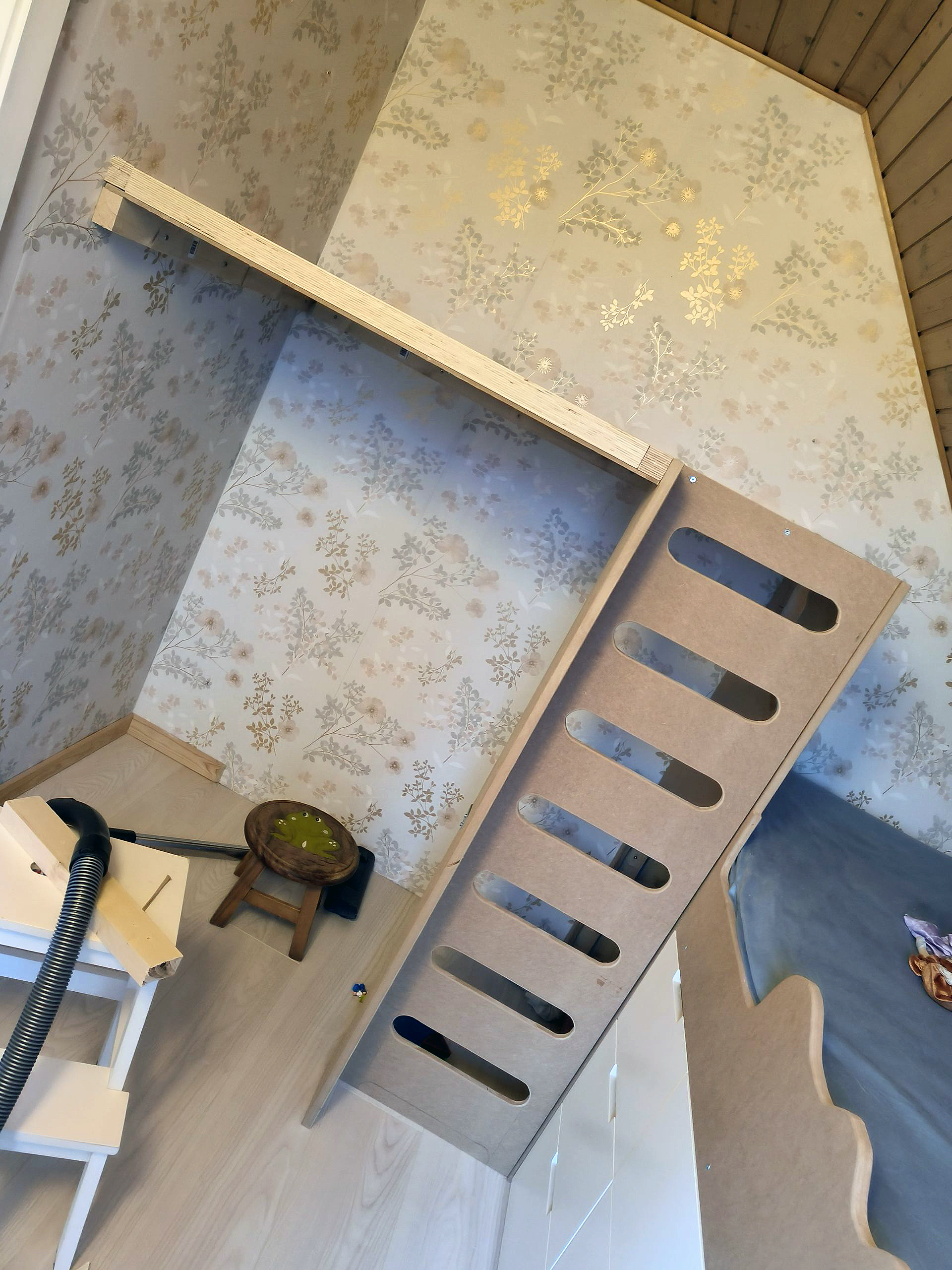 Børneseng med hule og hems