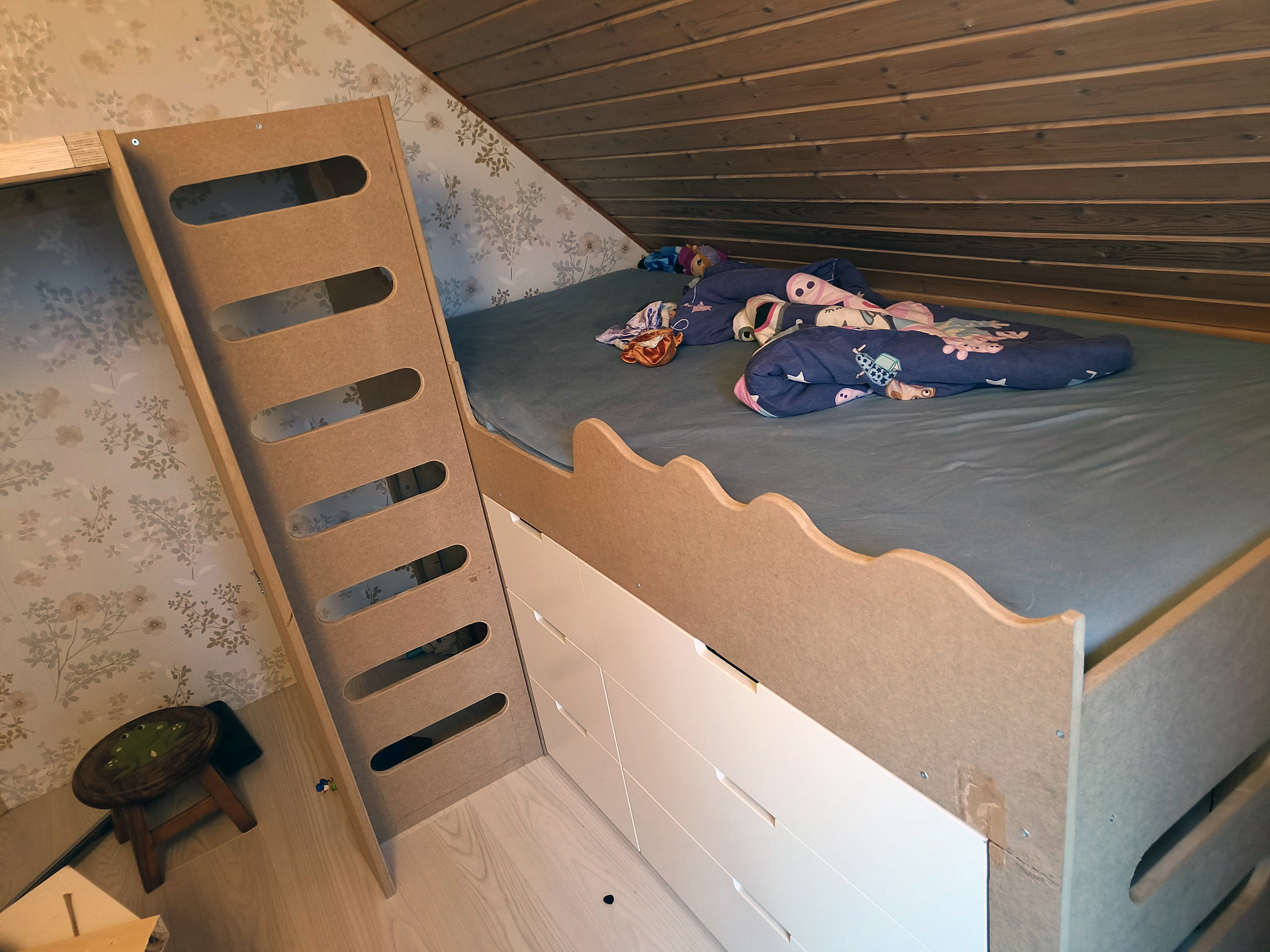 Børneseng med hule og hems
