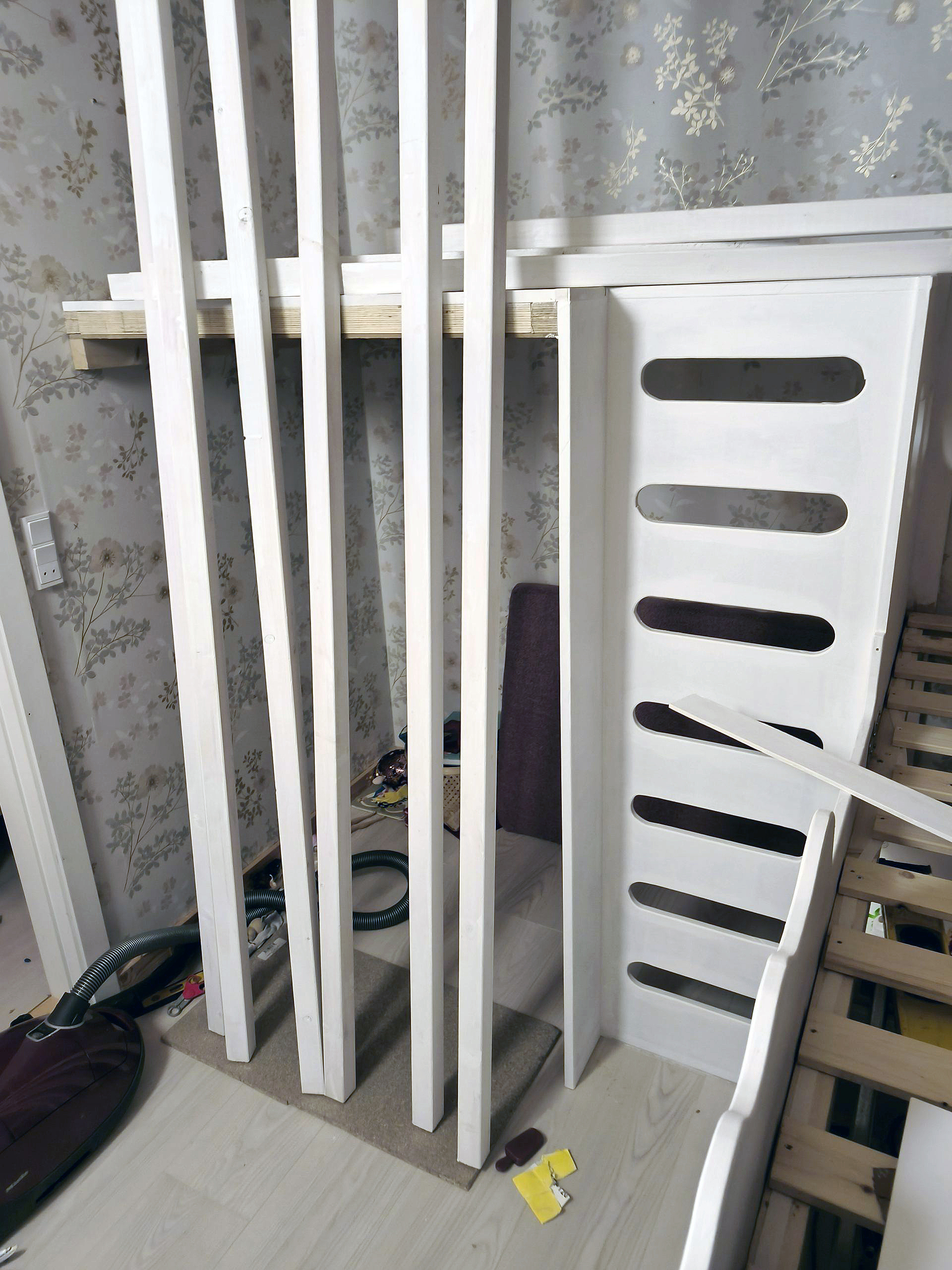 Børneseng med hule og hems