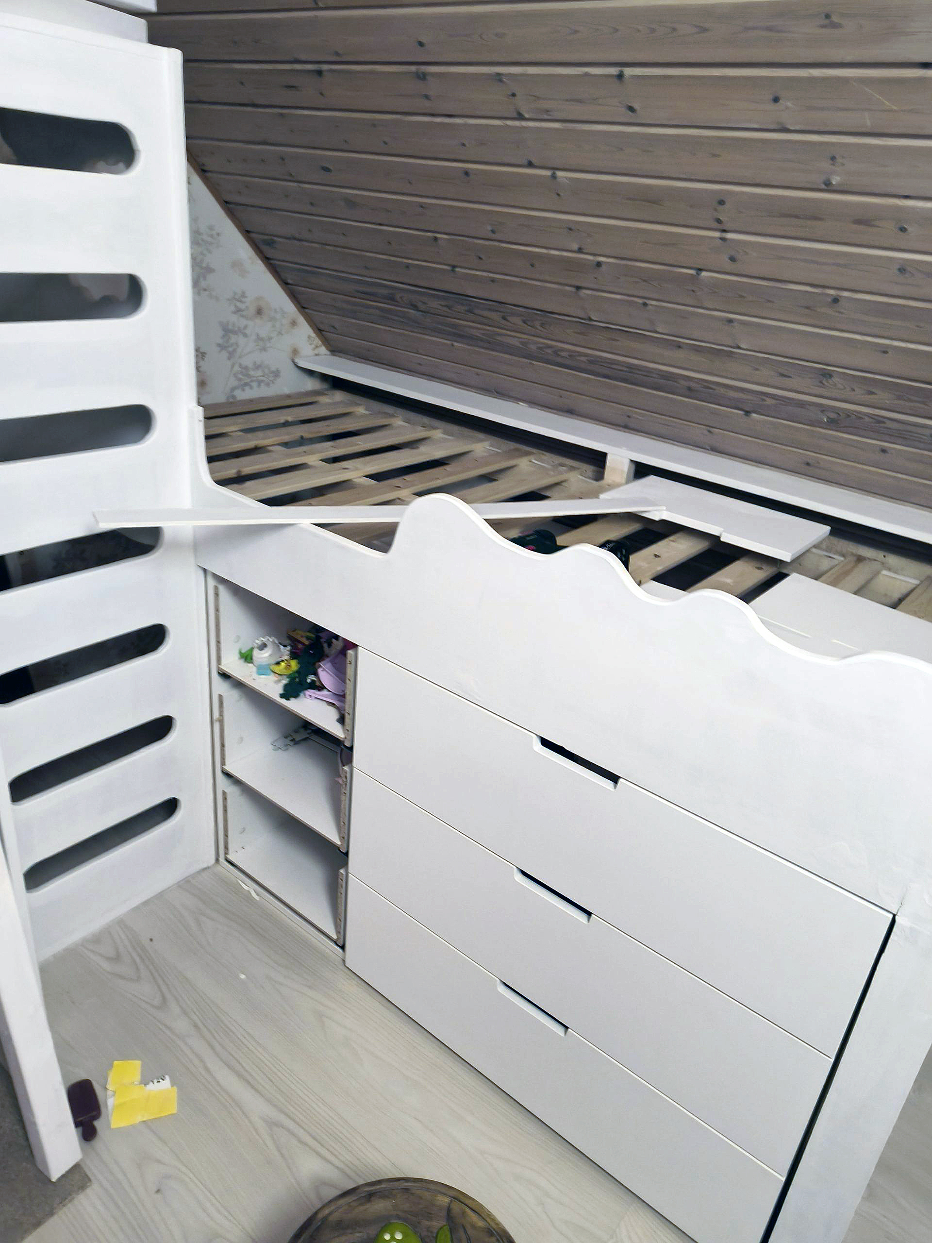 Børneseng med hule og hems