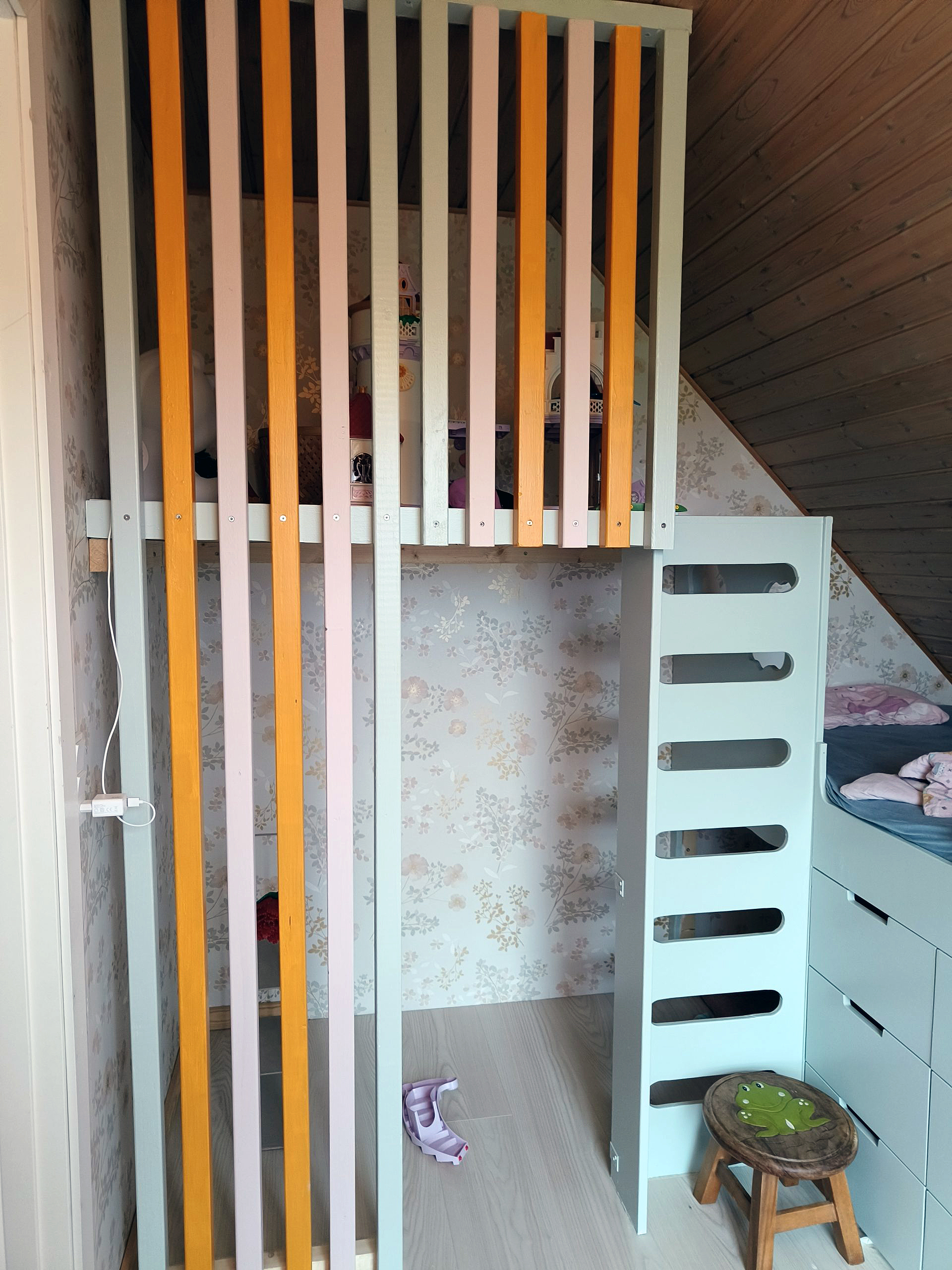 Børneseng med hule og hems