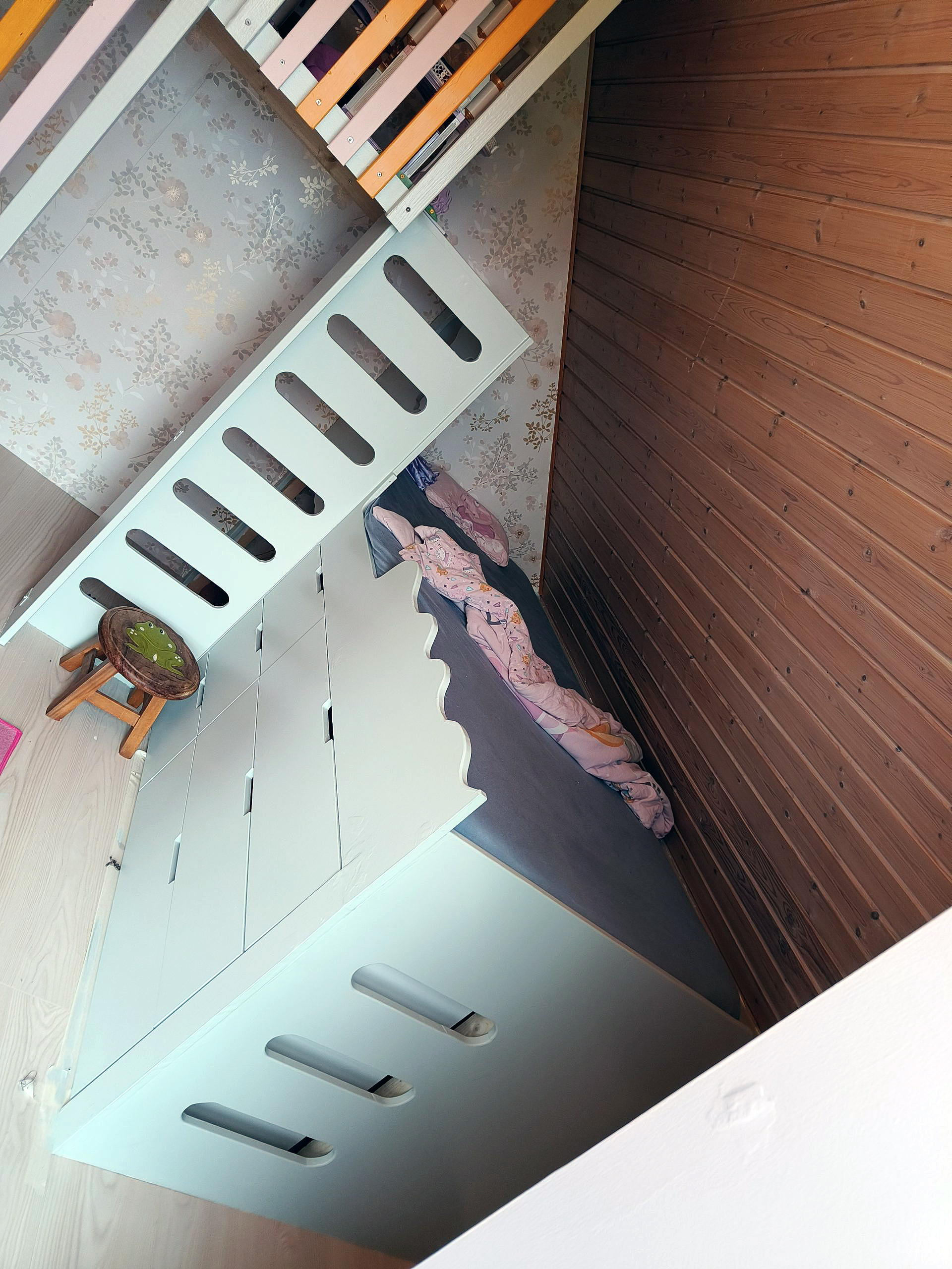 Børneseng med hule og hems