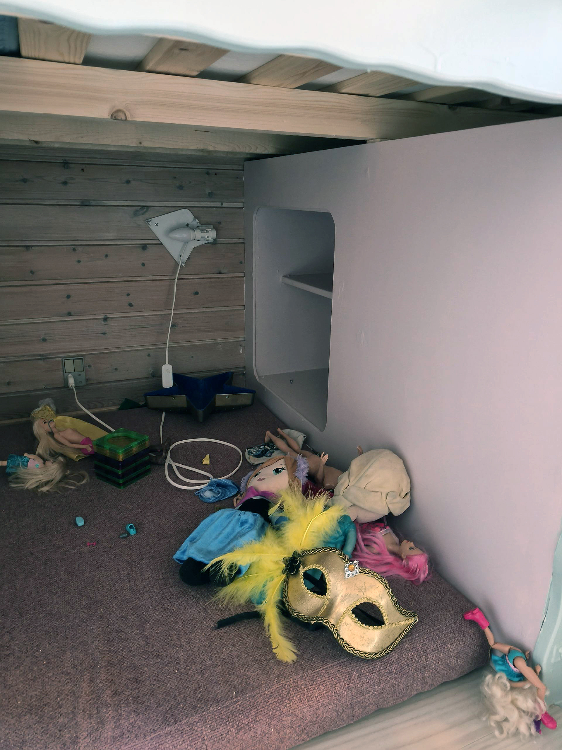 Børneseng med hule og hems