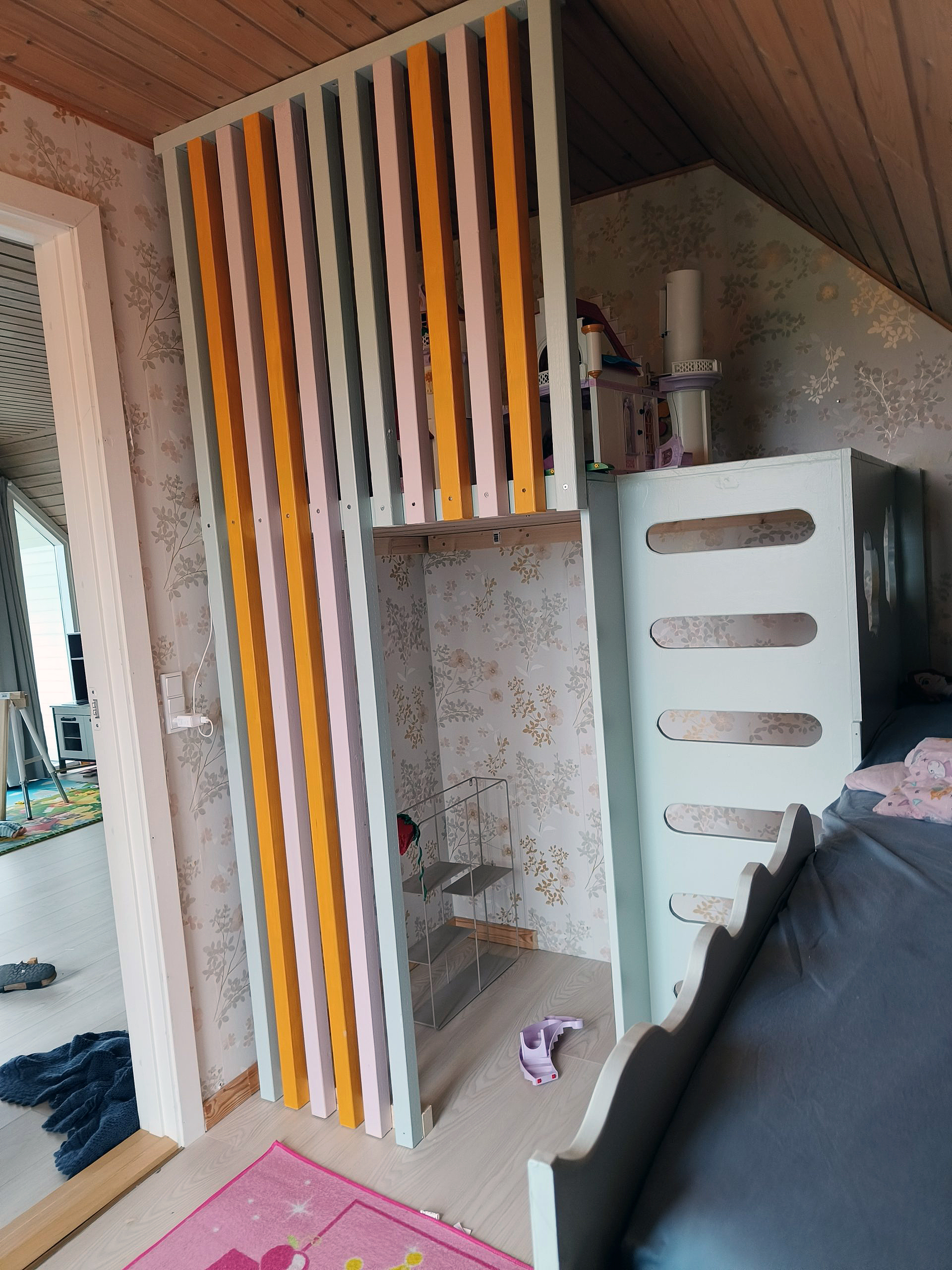 Børneseng med hule og hems