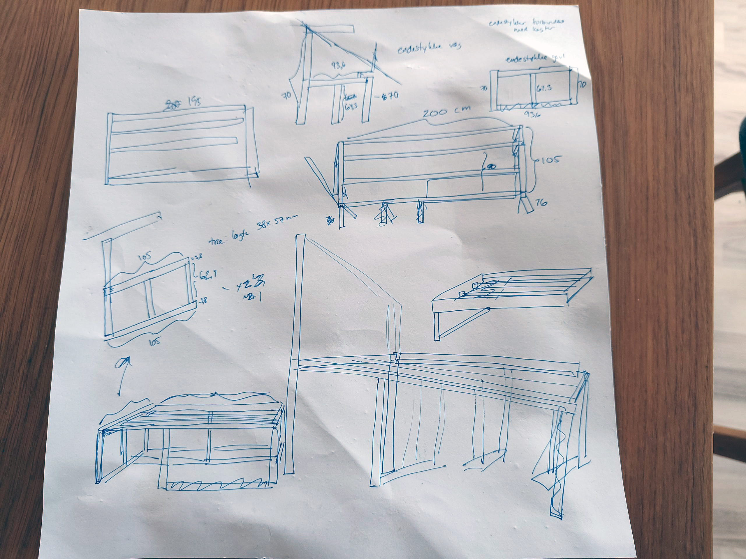 Børneseng med hule og hems