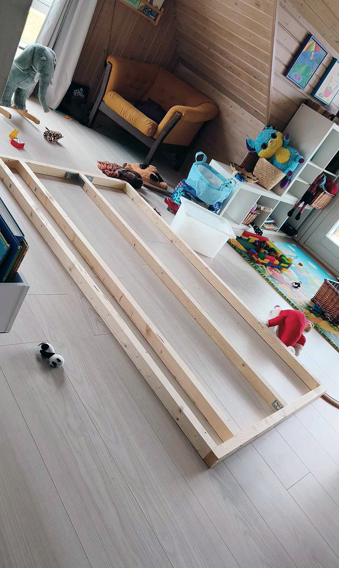 Børneseng med hule og hems