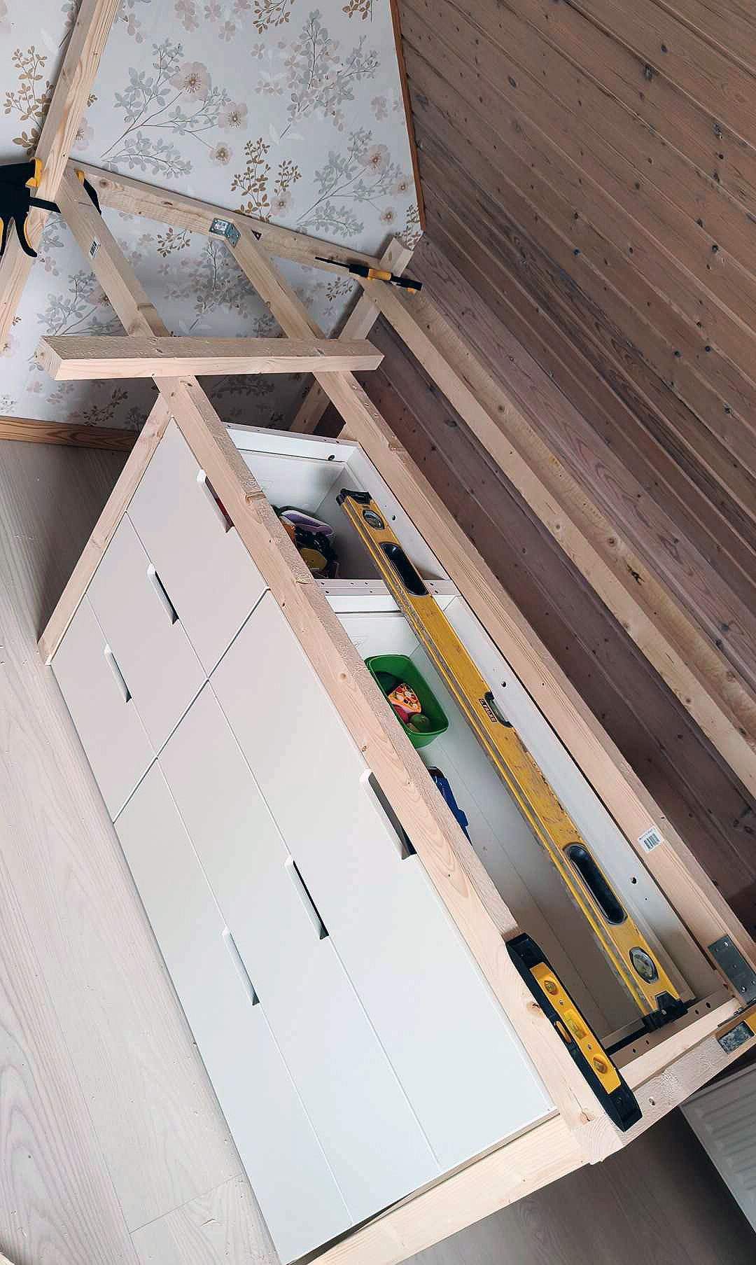 Børneseng med hule og hems