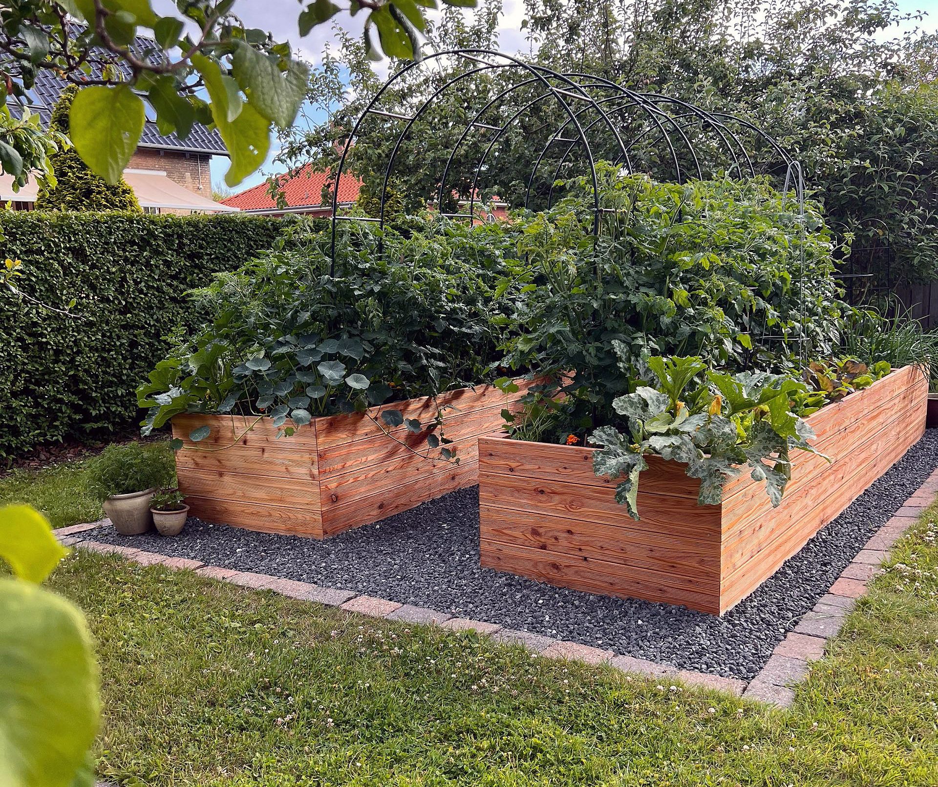 Kæmpehøjbede med buet pergola