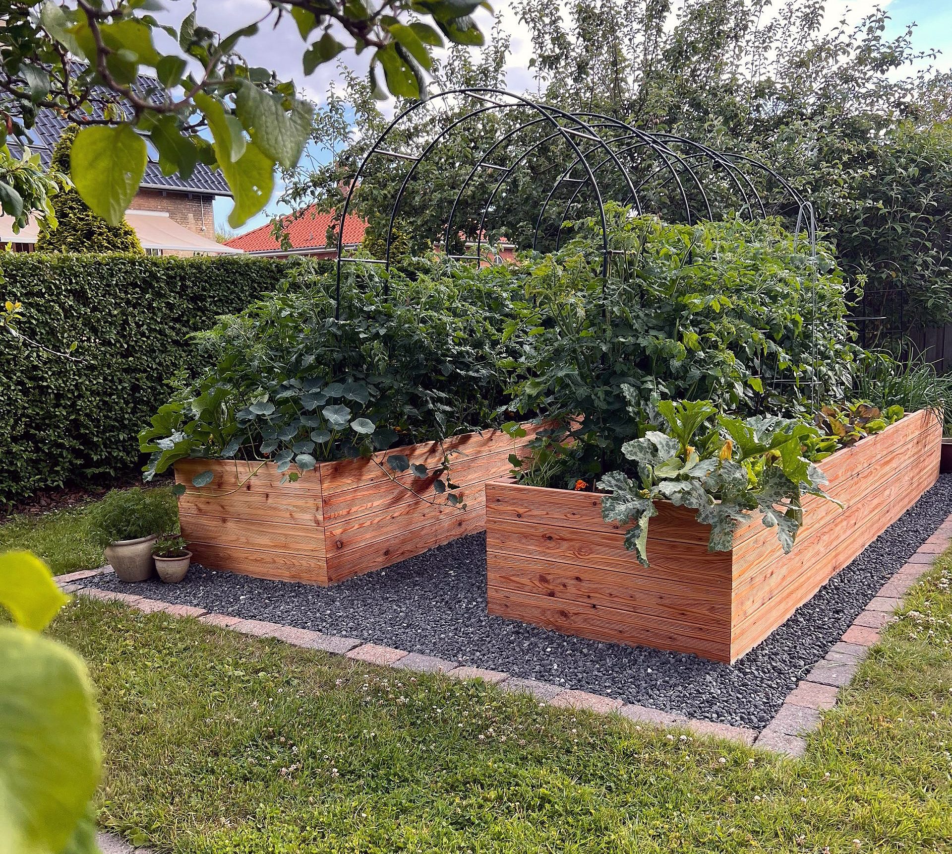 Kæmpehøjbede med buet pergola