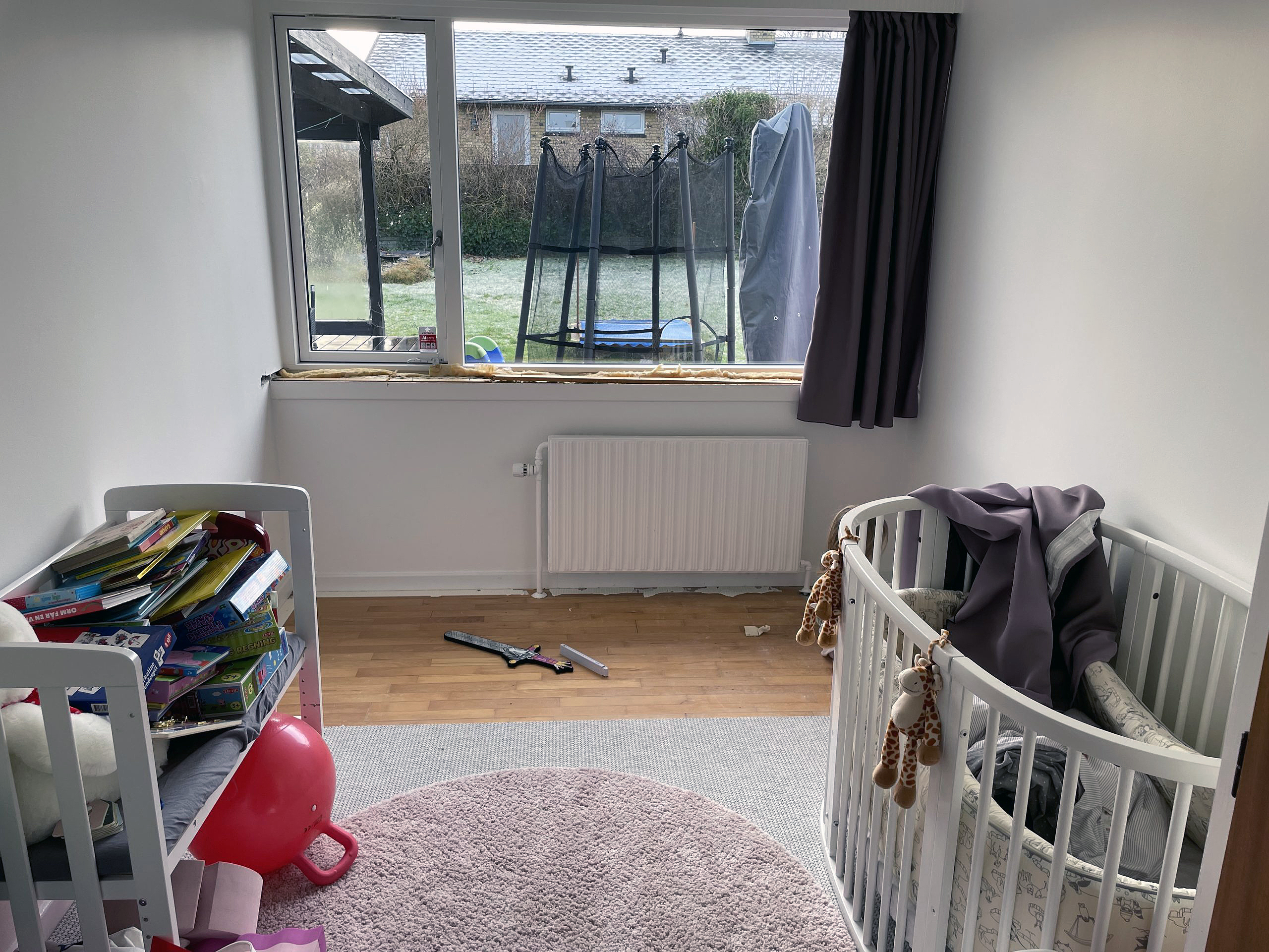 Børneseng med garage til den trehjulede